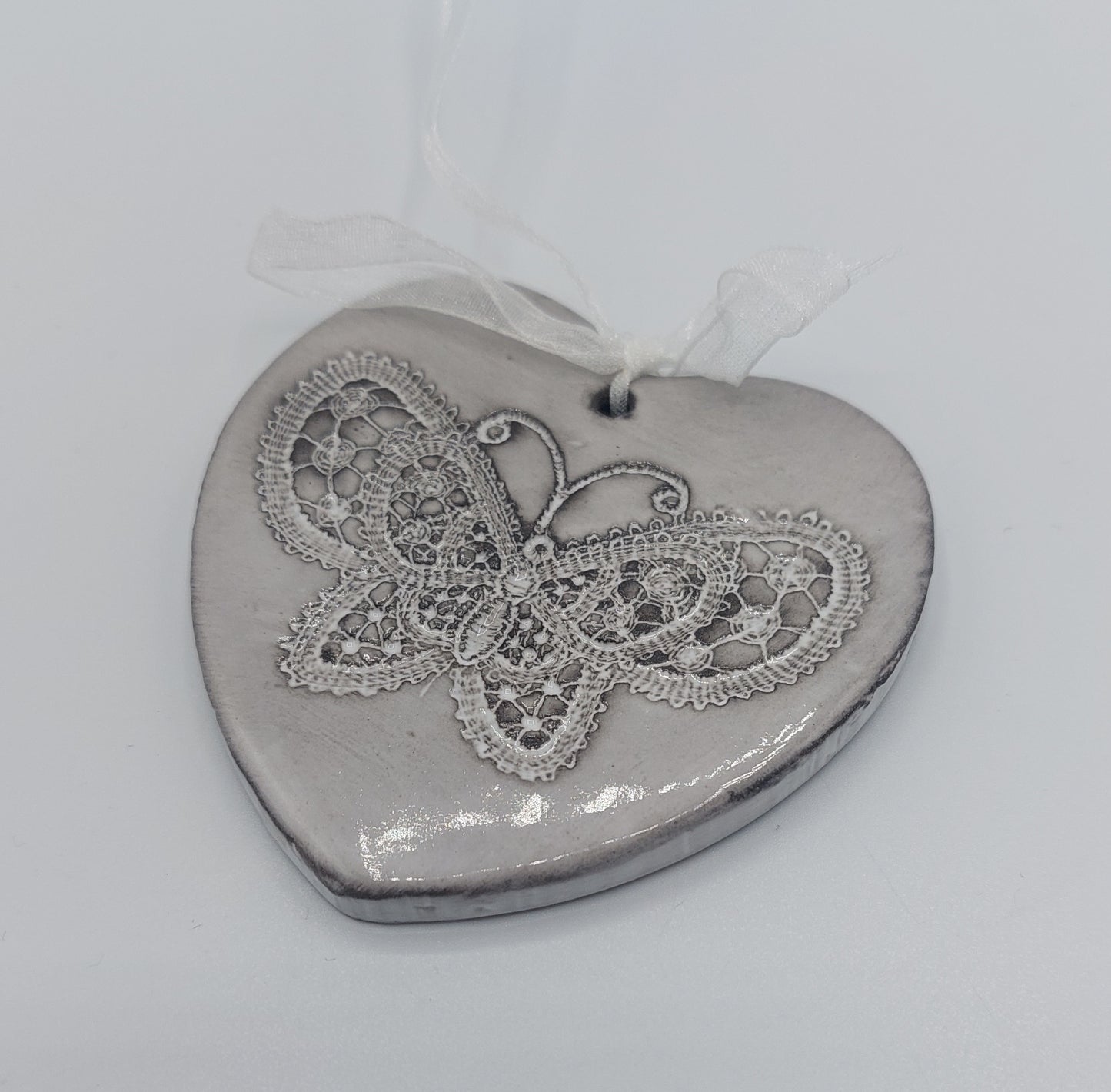 coeur à suspendre en céramique artisanale dessin papillon