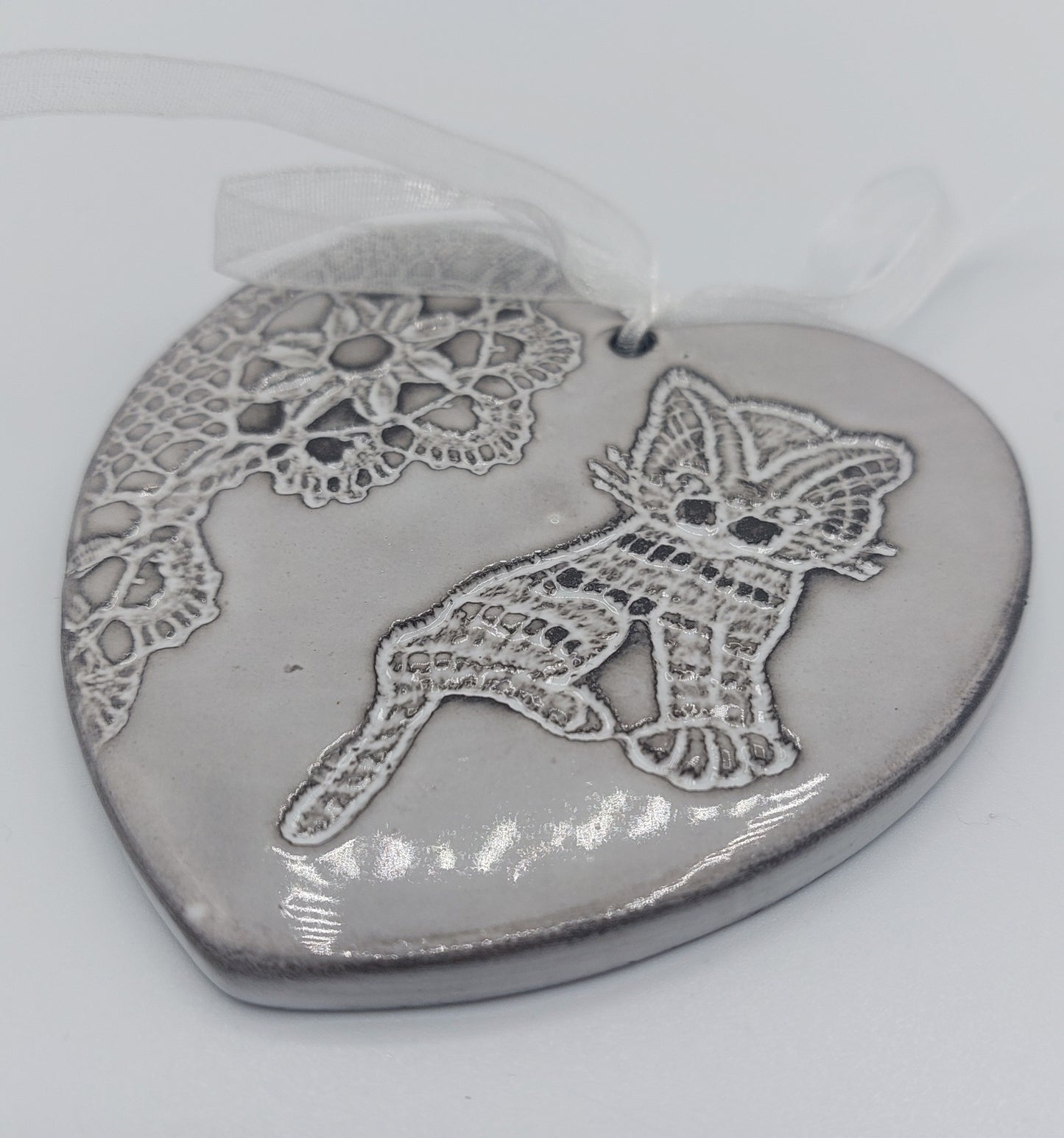 petit coeur à suspendre le petit chat - céramique artisanale de haute-loire - effet dentelle