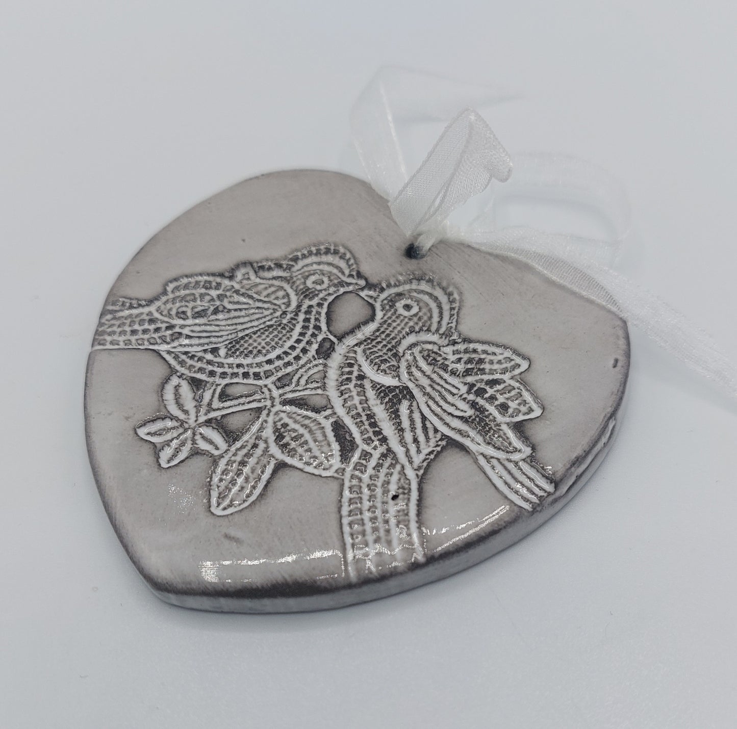 petit coeur à suspendre les oiseaux amoureux - céramique artisanale d'auvergne effet dentelle