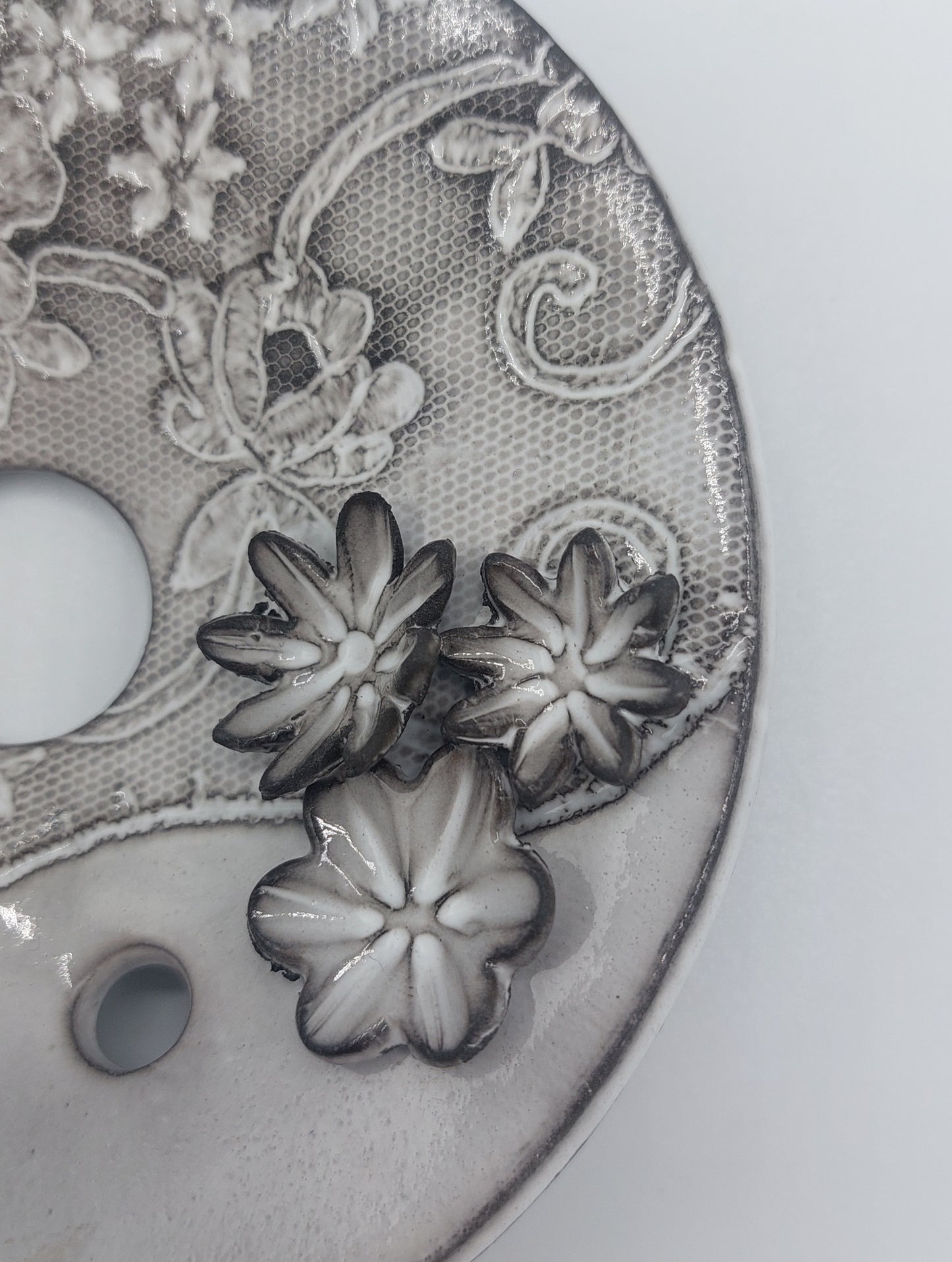 pique-fleurs en céramique effet dentelle - artisanat de haute-loire