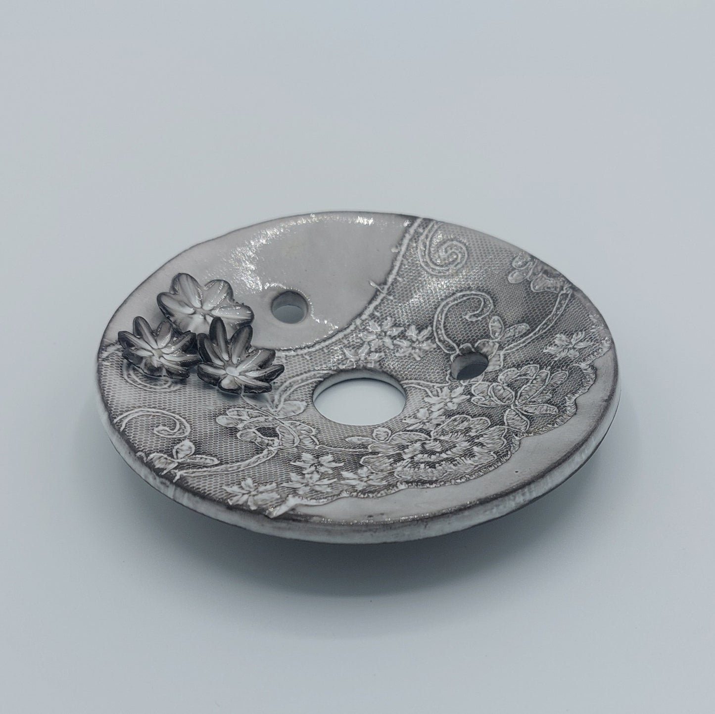pique-fleurs en céramique effet dentelle - artisanat de haute-loire