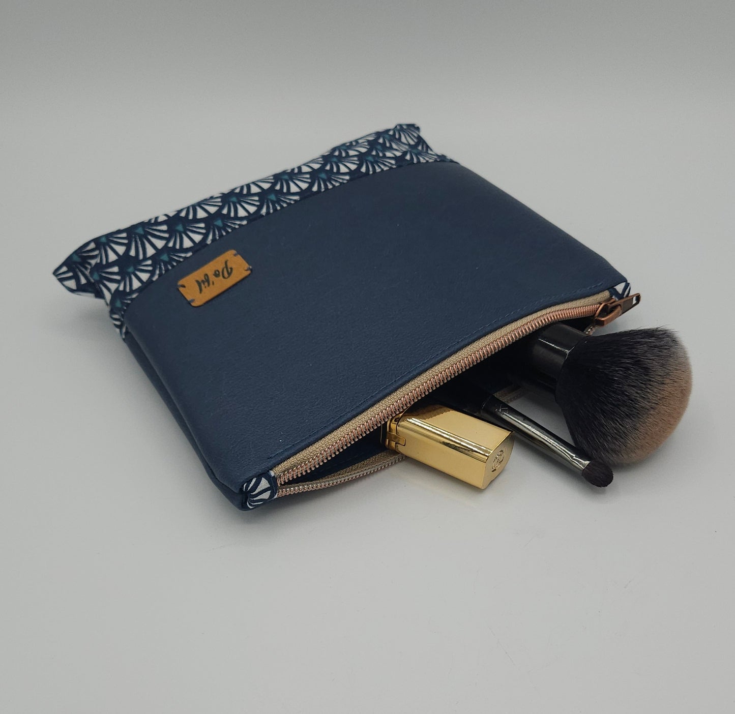 Pochette plate similicuir femme - couleur bleu mat- pochette de maquillage ou de voyage