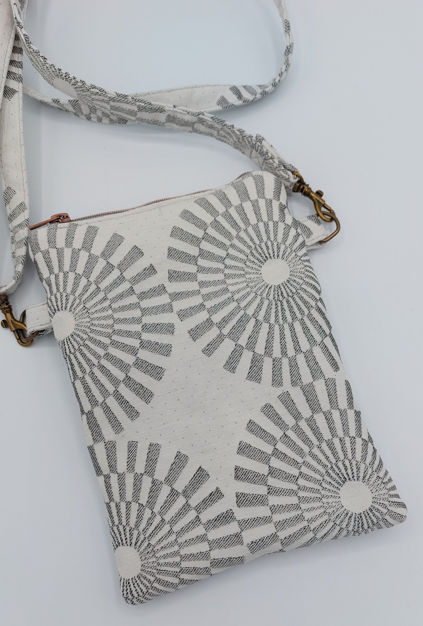 pochette bandoulière similicuir - création unique fabriquée en France - face arrière de la pochette