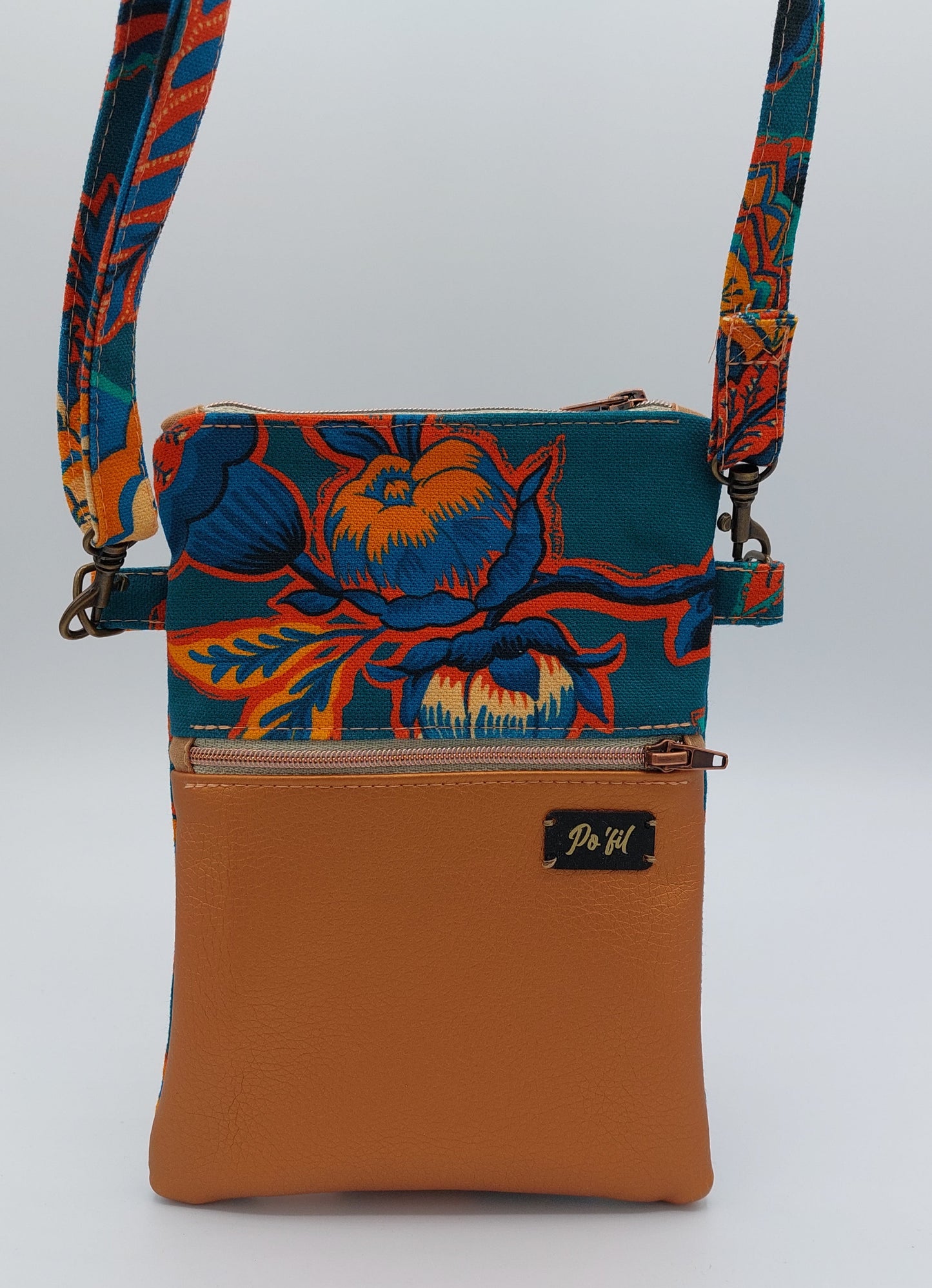 pochette bandoulière avec 2 compartiments zippés
Textiles : bi-matières similicuir et textile coton de haute qualité certifié Oeko-Tex*
