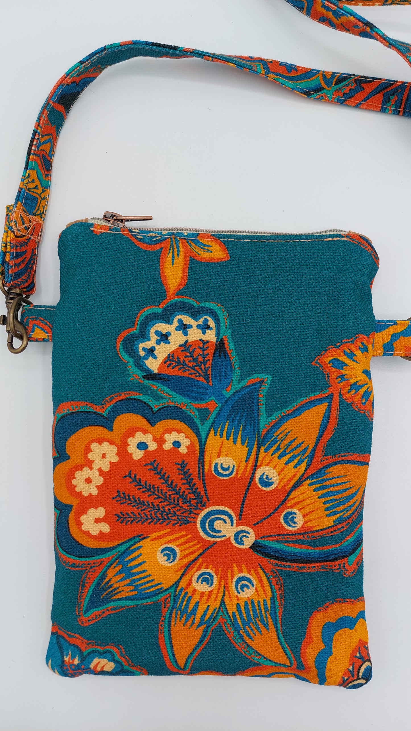 pochette bandoulière avec 2 compartiments zippés
idéal téléphone et petits accessoires - face arrière pochette