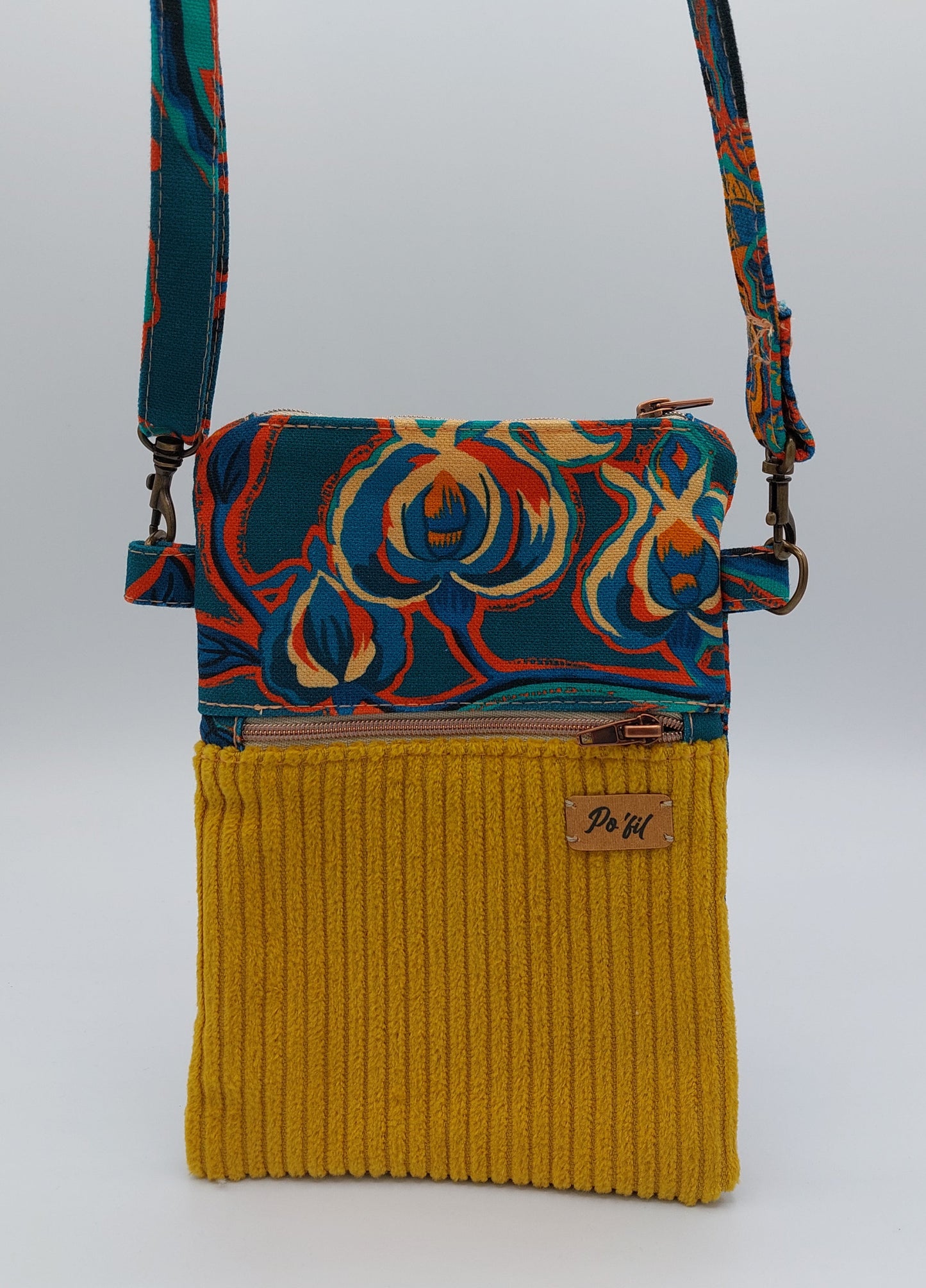 sac pochette bandoulière idéal pour smartphone et petits accessoires. velours côtelé couleur moutarde et tissu qualité Thevenon.