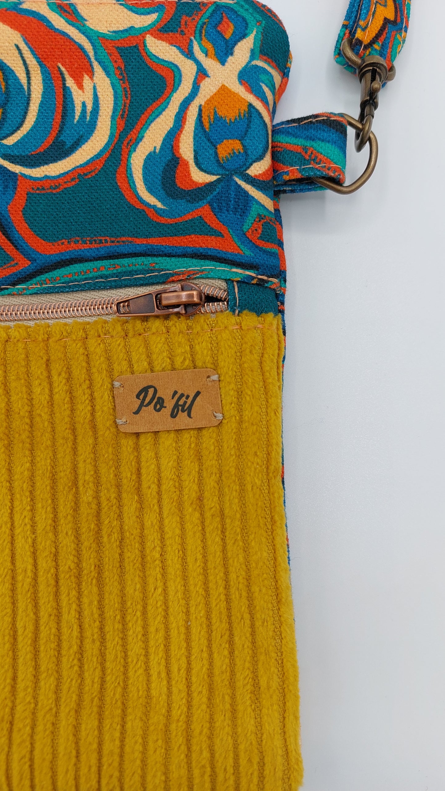 sac pochette bandoulière idéal pour smartphone et petits accessoires. velours côtelé couleur moutarde - fabriqué en Auvergne