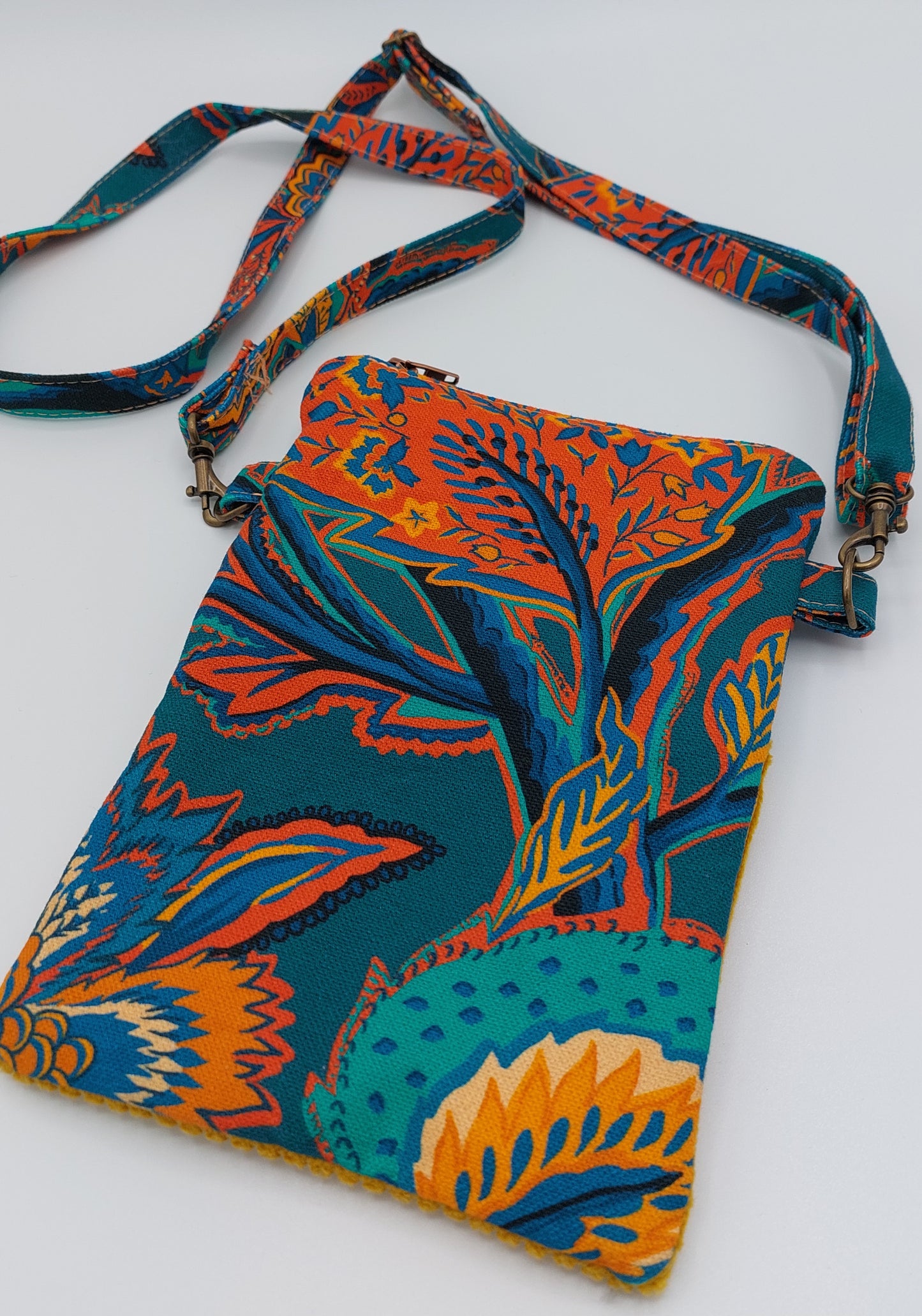 sac pochette bandoulière idéal pour smartphone et petits accessoires. velours côtelé couleur moutarde et tissu qualité Thevenon. face arrière pochette
