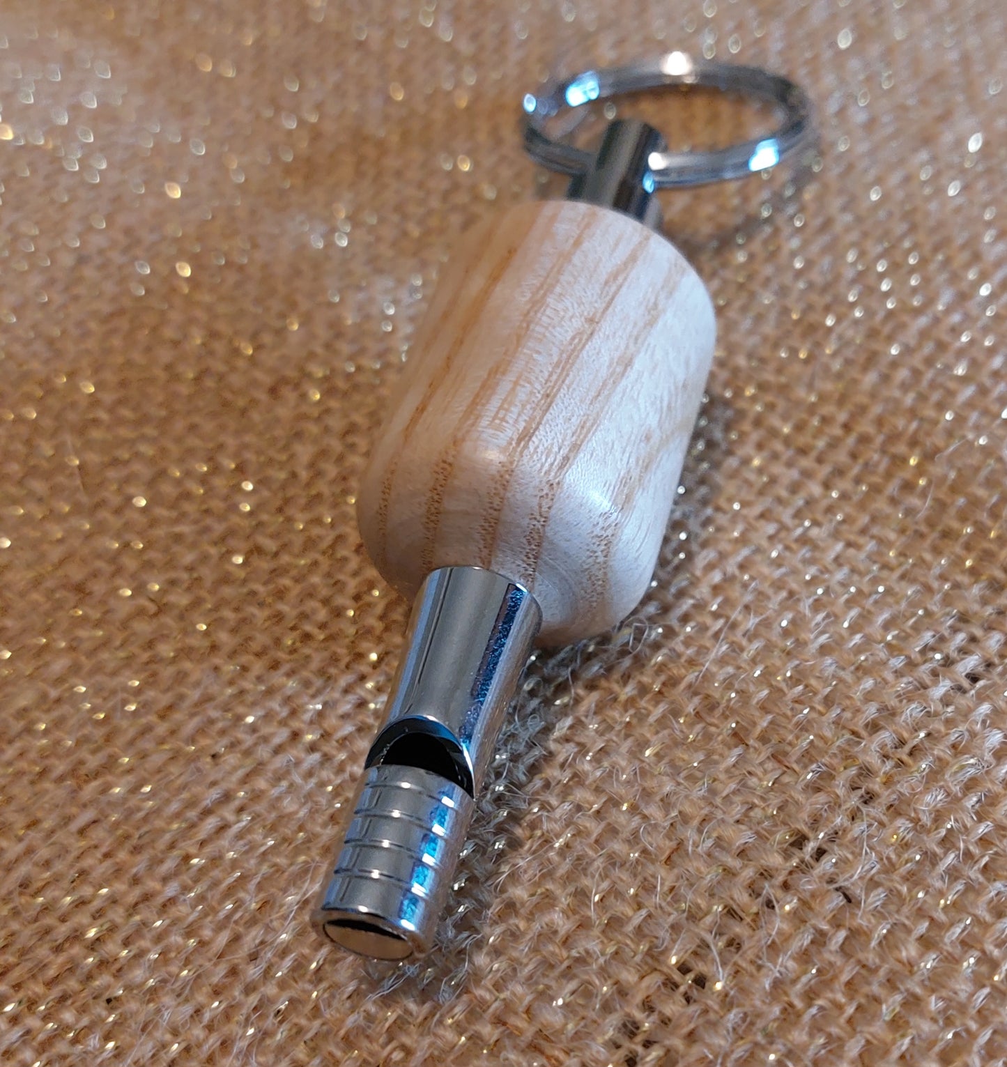 porte-clés sifflet en bois - essence de bois noble - artisanat de haute-loire