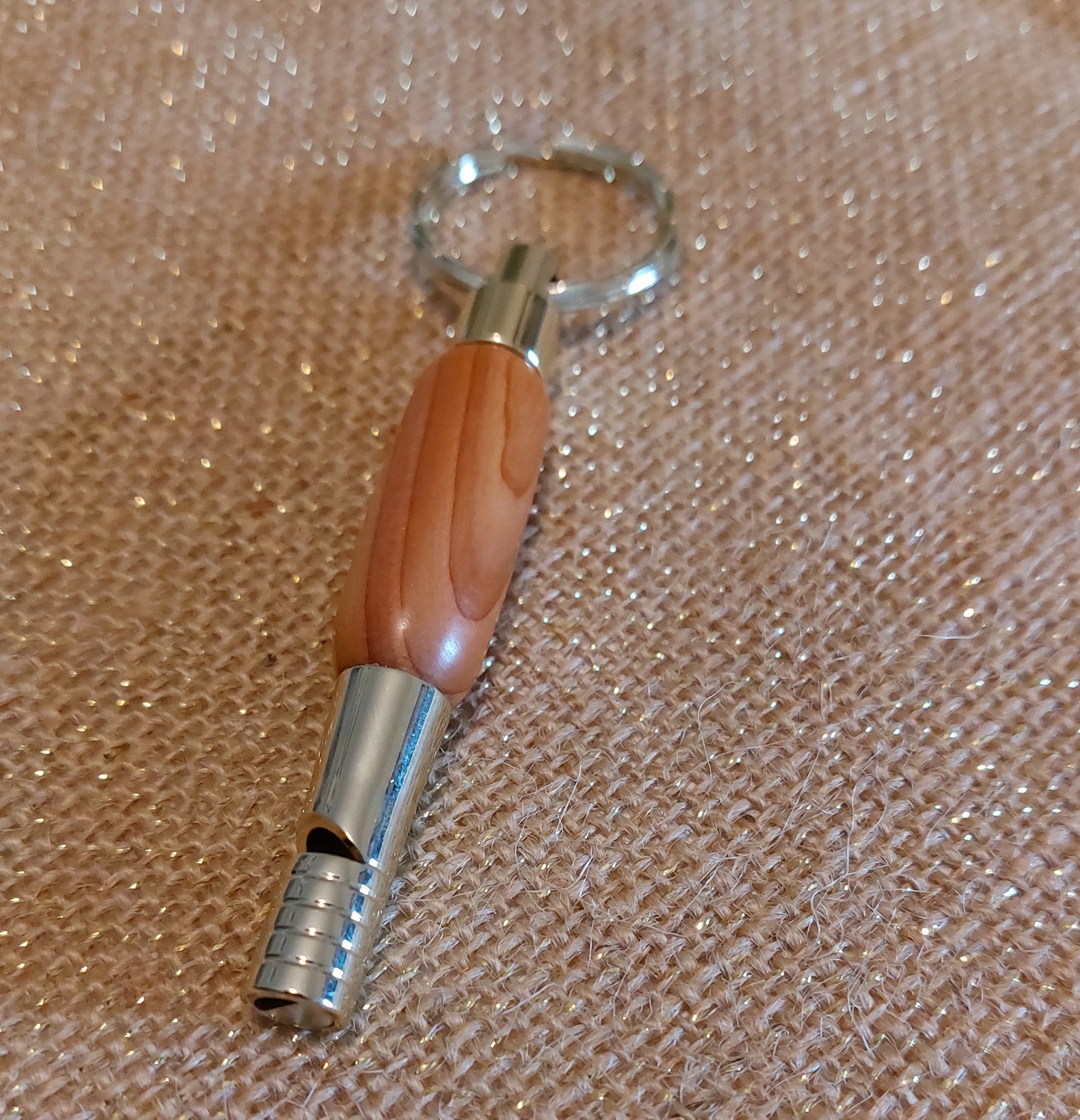 porte-clés sifflet en bois - essence de bois noble - artisanat de haute-loire