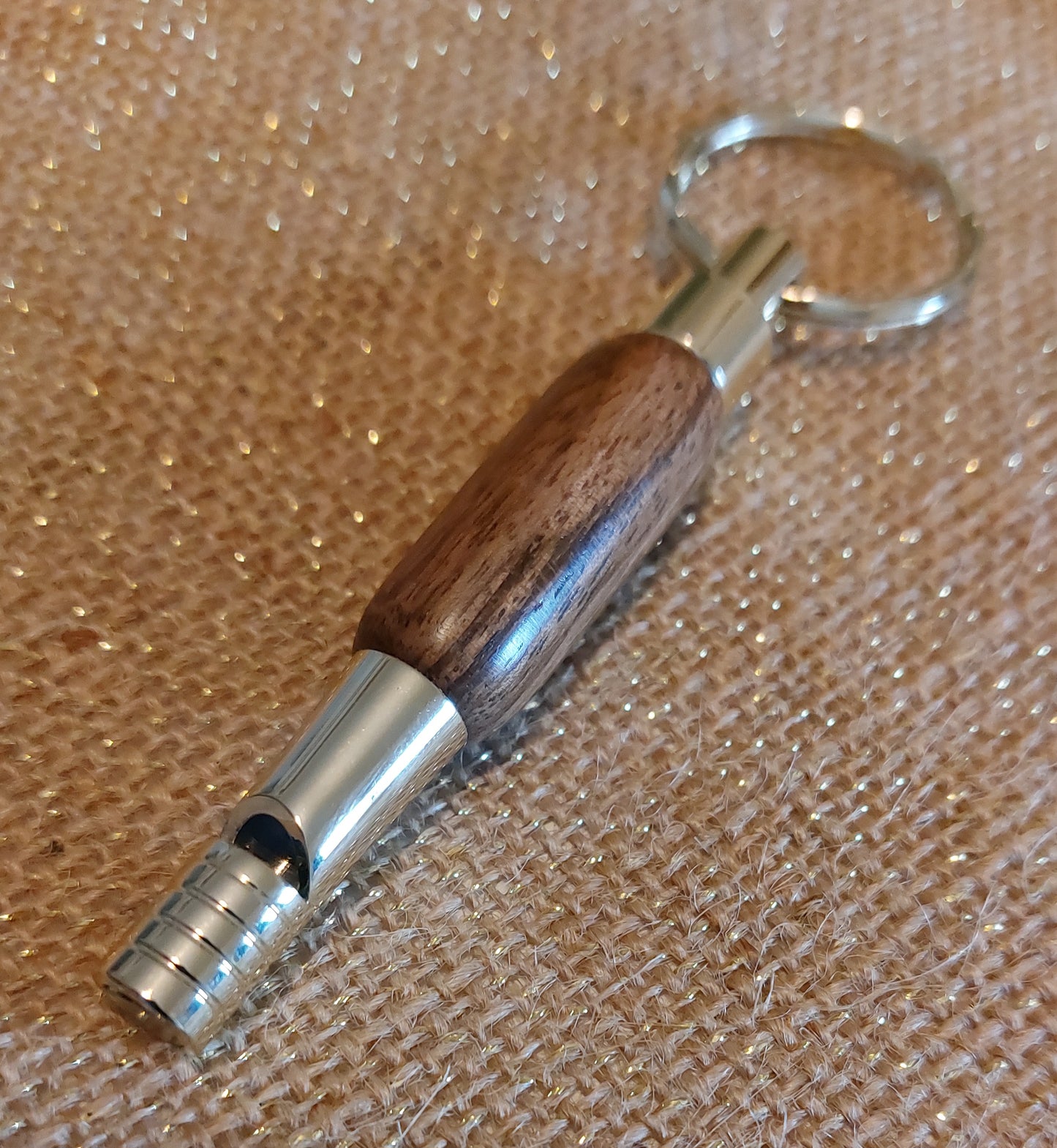 porte-clés sifflet en bois - essence de bois noble - artisanat de haute-loire