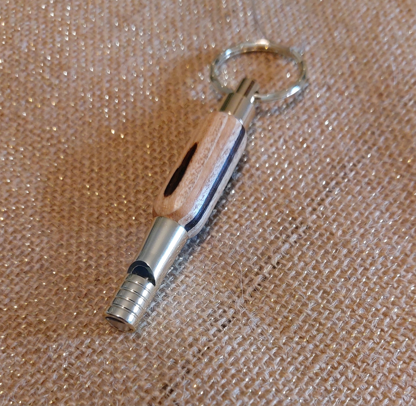 porte-clés sifflet en bois - essence de bois noble - artisanat de haute-loire