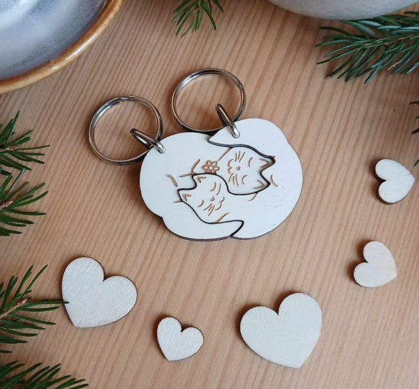 Portes clés duo séparables en bois de pin. Thème des animaux : Chats
Fabrication artisanale en Haute-Loire - Auvergne- Livrés avec une carte ensemencée de graines de fleurs