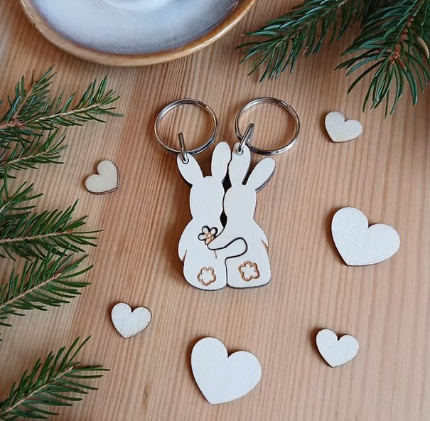 Portes clés duo séparables en bois de pin. Thème des animaux : Lapins
Fabrication artisanale en Haute-Loire - Auvergne- Livrés avec une carte ensemencée de graines de fleurs