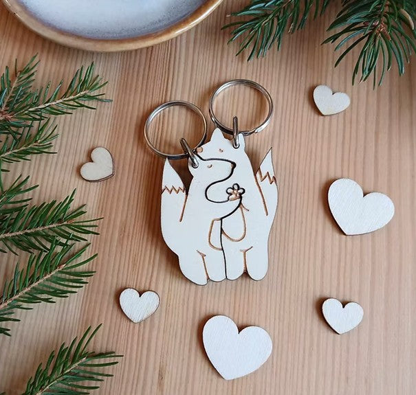 Portes clés duo séparables en bois de pin. Thème des animaux : Renards
Fabrication artisanale en Haute-Loire - Auvergne- Livrés avec une carte ensemencée de graines de fleurs