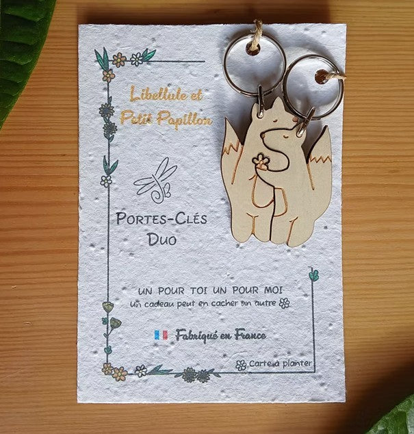 Portes clés duo séparables en bois de pin. Thème des animaux : Renard
Fabrication artisanale en Haute-Loire - Auvergne- Livrés avec une carte ensemencée de graines de fleurs