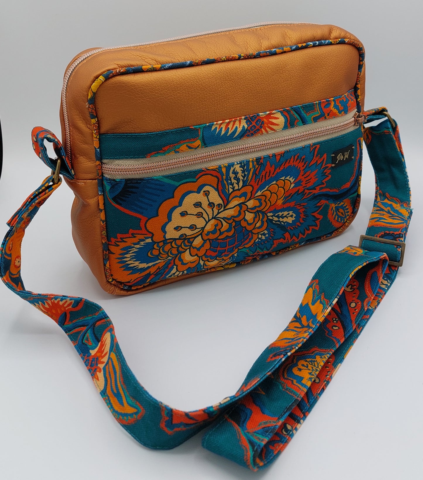 Sac bandoulière en similicuir couleur cuivrée et textile haute qualité. maroquinerie artisanat français de Haute-Loire.
