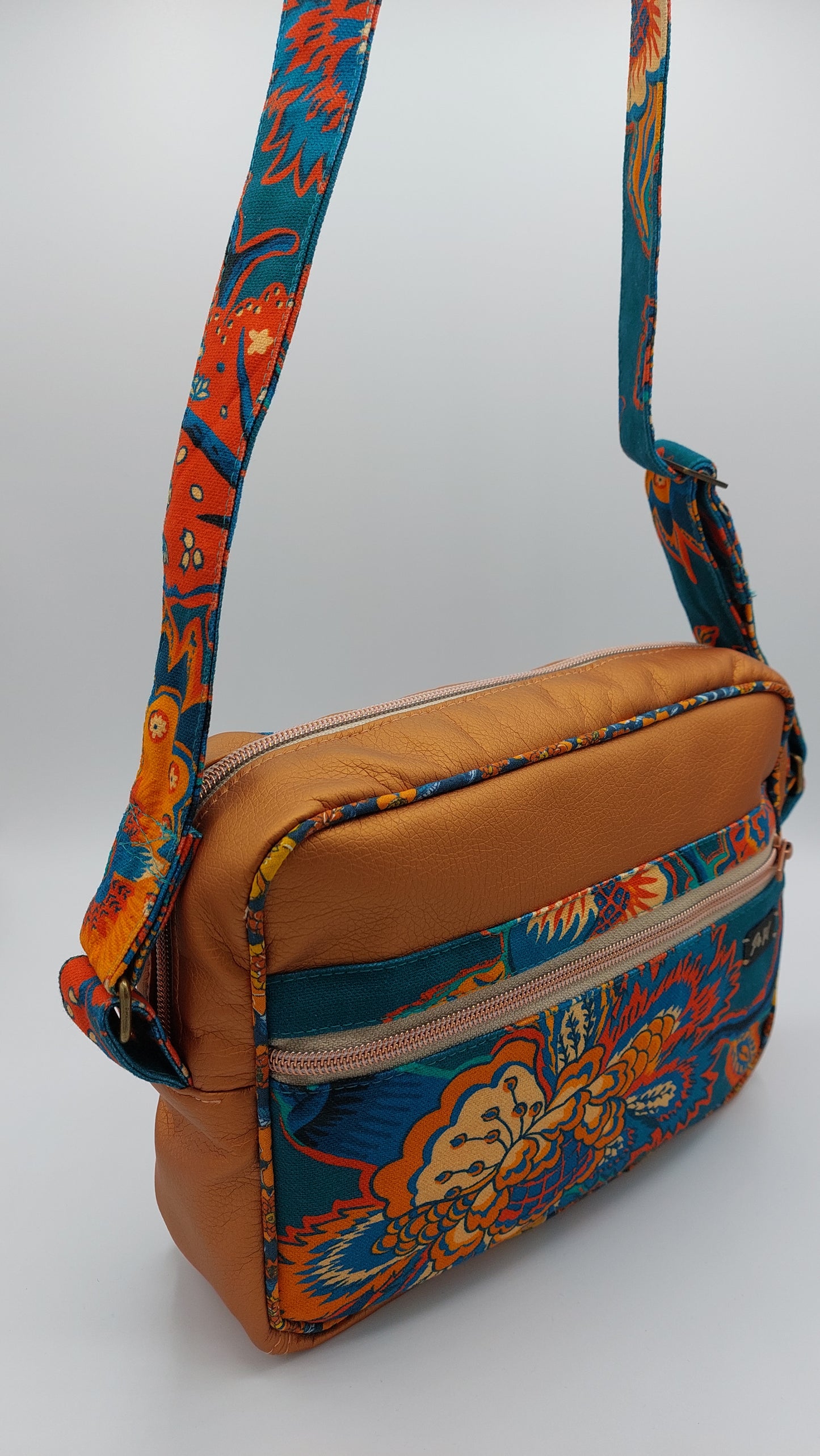 Sac bandoulière en similicuir couleur cuivrée et textile haute qualité. maroquinerie artisanat français de Haute-Loire.
