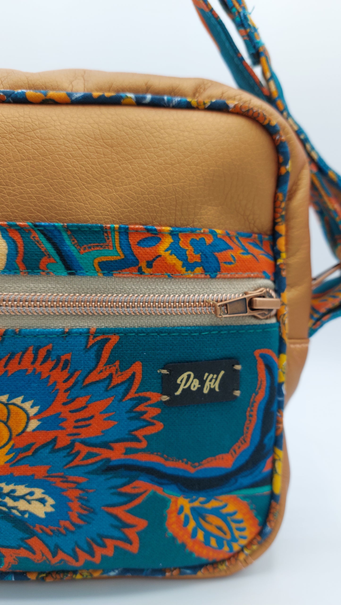 Sac bandoulière en similicuir couleur cuivrée et textile haute qualité. maroquinerie artisanat français de Haute-Loire.