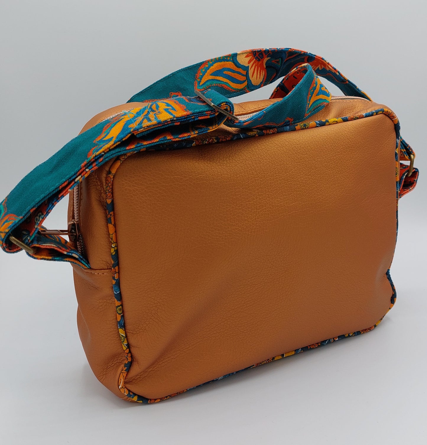 Sac bandoulière en similicuir couleur cuivrée et textile haute qualité. maroquinerie artisanat français de Haute-Loire.