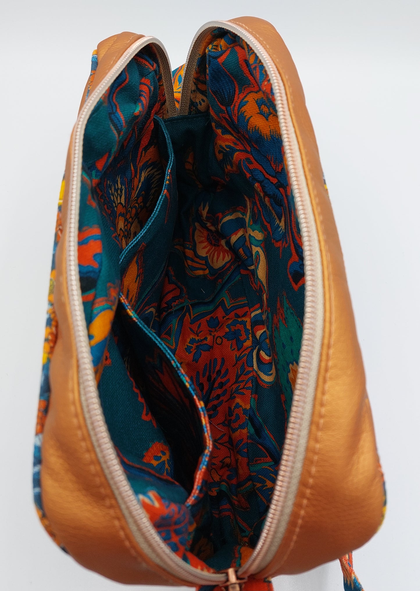 Sac bandoulière en similicuir couleur cuivrée et textile haute qualité. maroquinerie artisanat français de Haute-Loire.