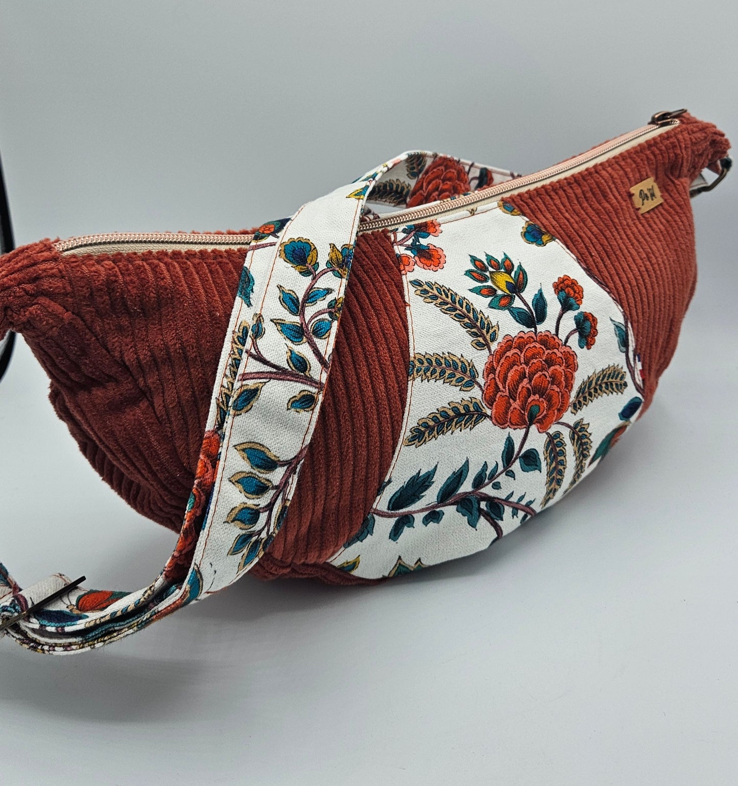 sac demi-lune en velours - fabrication française (Auvergne). couleur rouge brique et fleur. style bohème.