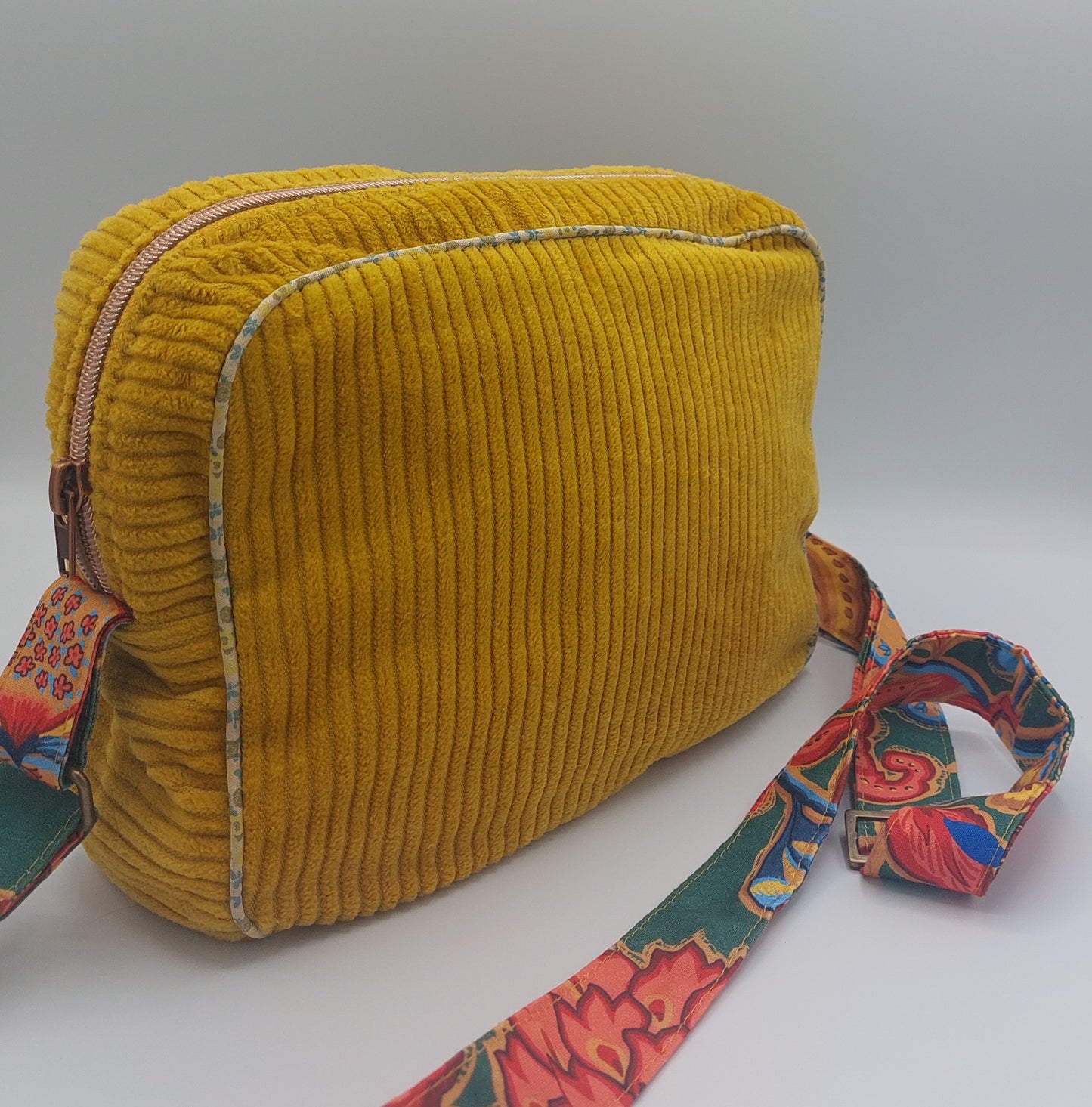 Sac bandoulière en velours côtelé jaune moutarde - création française