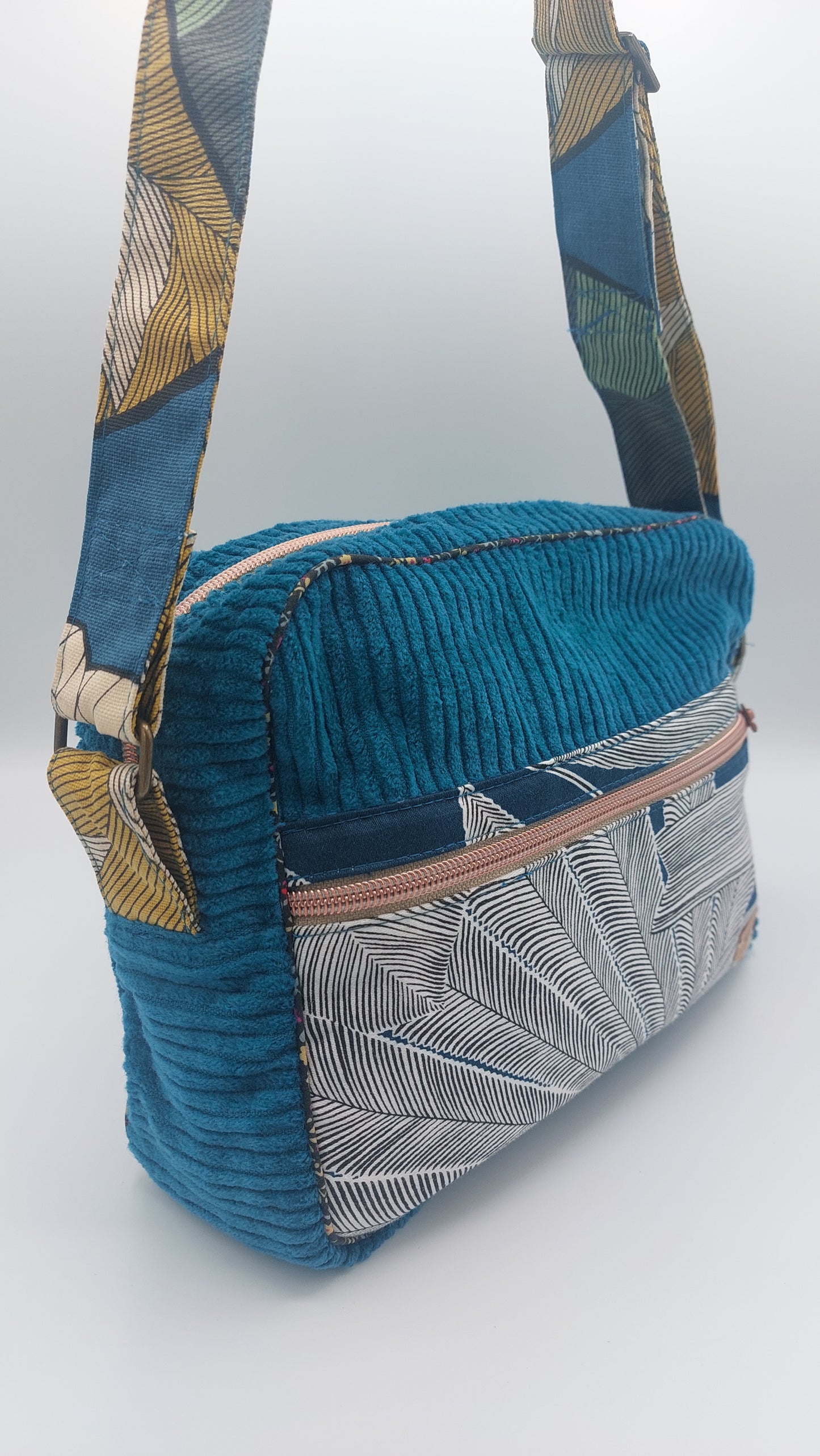 Sac bandoulière en velours côtelé bleu canard - création unique de Haute-Loire Po'Fil