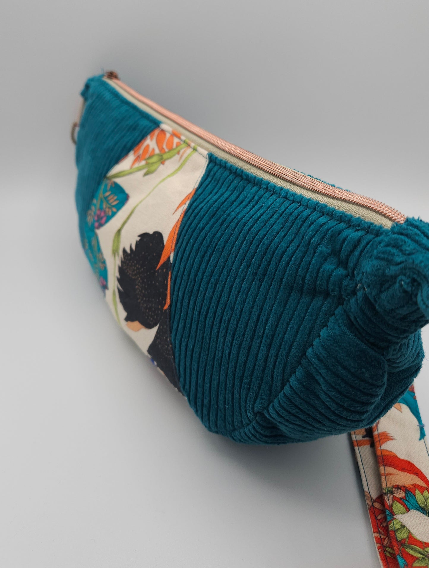 sac à main demi-lune en velours cotelé - couleur bleu canard et tissu coton haute qualité fleuri. fermeture zippé. Fabrication artisanale - maroquinerie française (Auvergne)