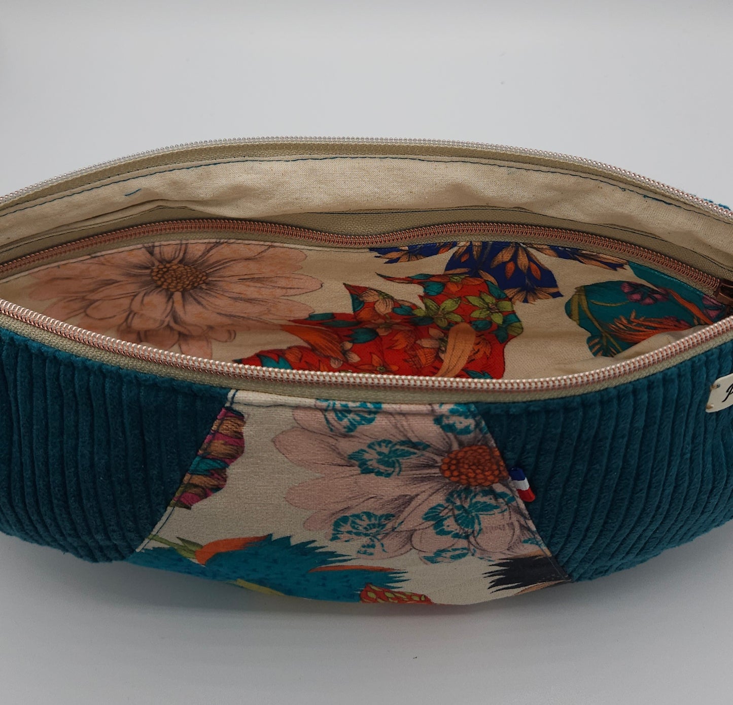 sac à main demi-lune en velours cotelé - couleur bleu canard et tissu coton haute qualité fleuri. Grande poche intèrieure zippée - bandoulière- Fabrication artisanale - maroquinerie française (Auvergne)