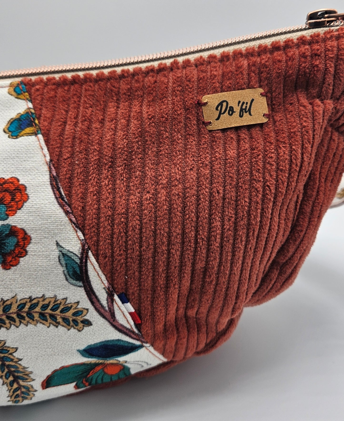 sac demi-lune en velours - fabrication française (Auvergne). couleur rouge brique et fleur. style bohème.