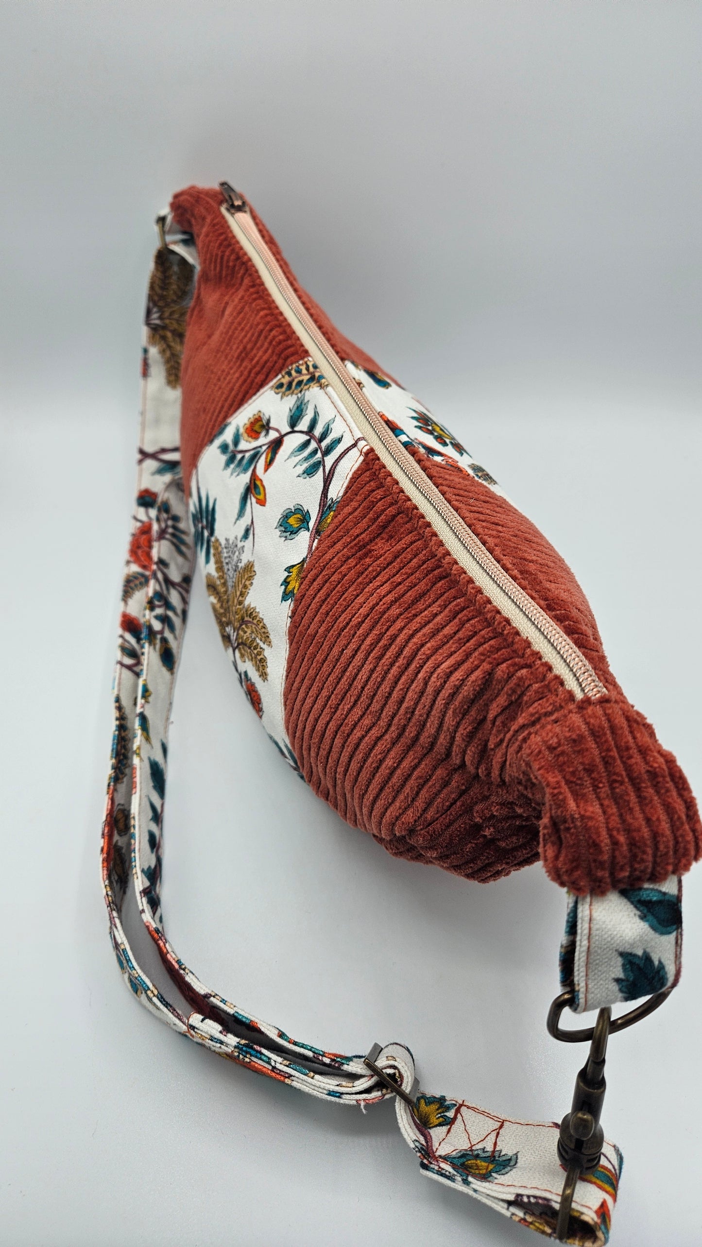 sac demi-lune en velours avec bandoulière- fabrication française (Auvergne). couleur rouge brique et fleur. style bohème.