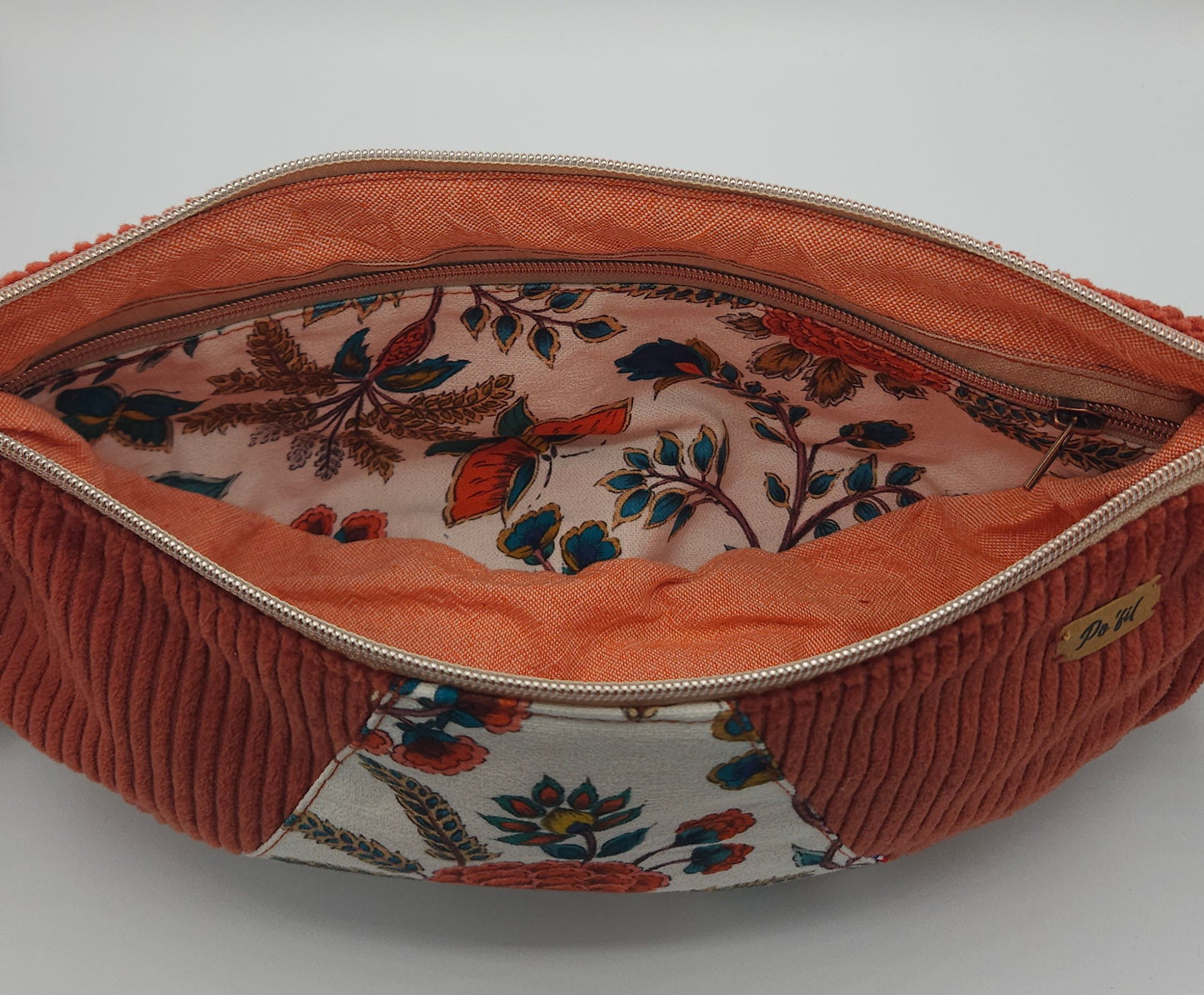 sac demi-lune en velours - fabrication française (Auvergne). couleur rouge brique et fleur. grande poche intèrieure style bohème.