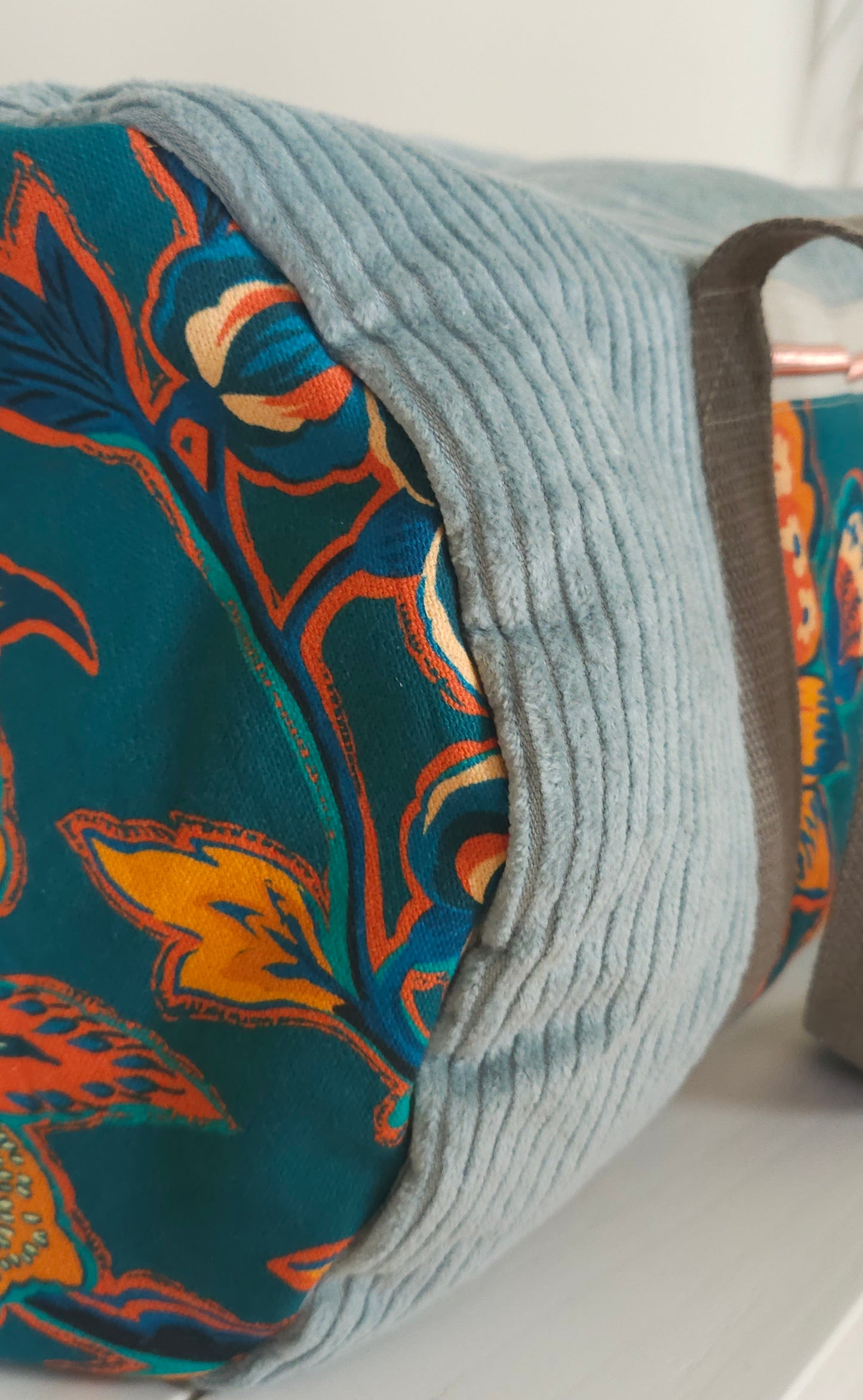 sac polochon en velours cotelé couleur vert d'eau et tissu haute qualité fleuri. fermeture zippé, poches intérieure et extérieure. création unique fabriquée en Haute-Loire (France)