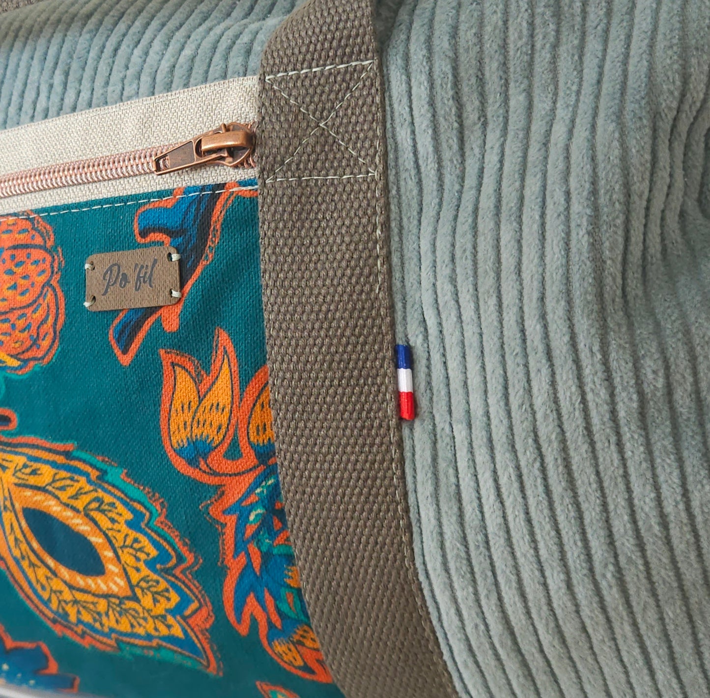 sac polochon en velours cotelé couleur vert d'eau et tissu haute qualité fleuri. fermeture zippé, poches intérieure et extérieure. création unique fabriquée en Haute-Loire (France)