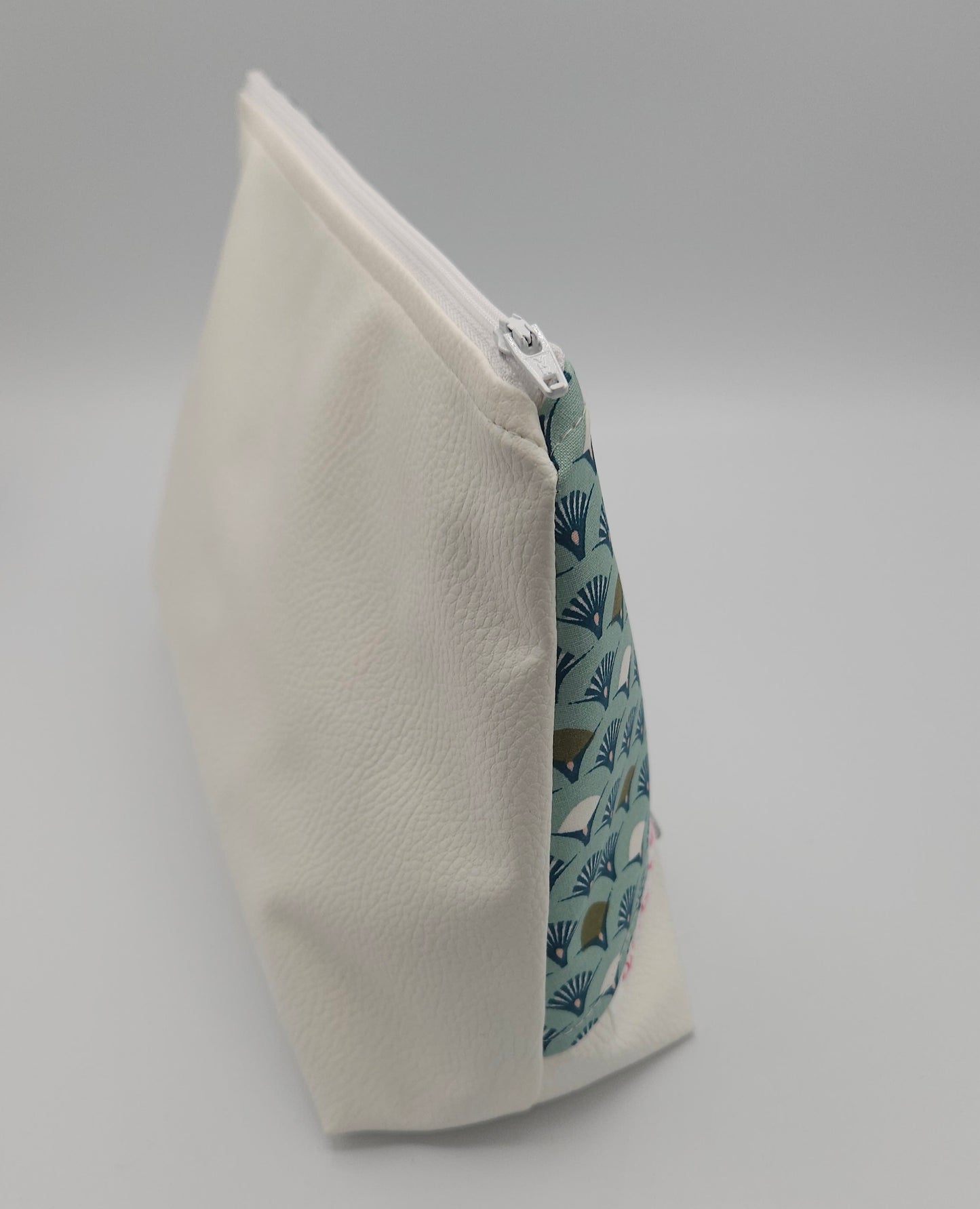 Set de toilette- trousse de toilette et son étui à brosse à dents. Confection artisanale de Haute-Loire (France) - éthique et éco-responsable. couleur bleu ciel - similicuir blanc