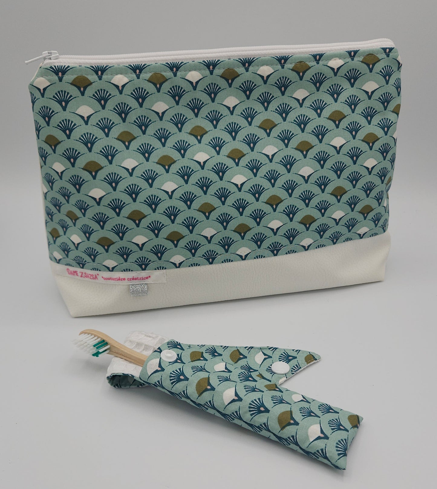 Set de toilette- trousse de toilette et son étui à brosse à dents. Confection artisanale de Haute-Loire (France) - éthique et éco-responsable. couleur bleu ciel - similicuir blanc