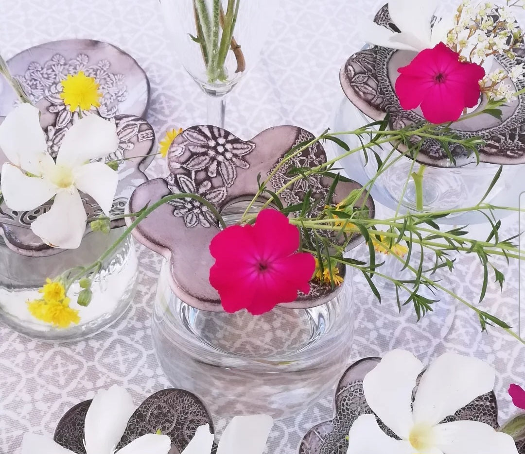 décoration de table - marguerite pique-fleurs en céramique - artisanat de haute-loire - empreinte de dentelle