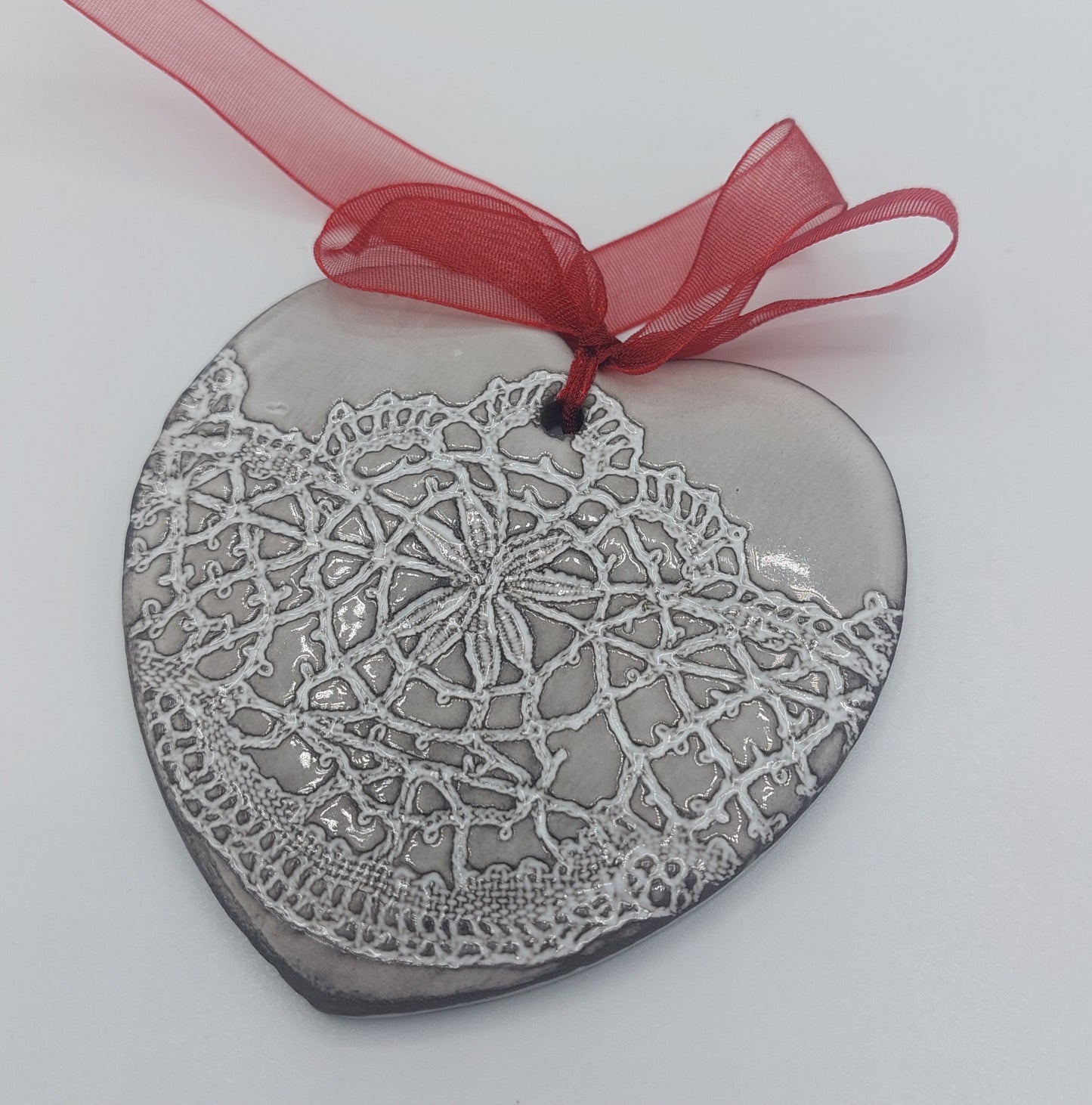 coeur à suspendre en céramique artisanale - empreinte de dentelle