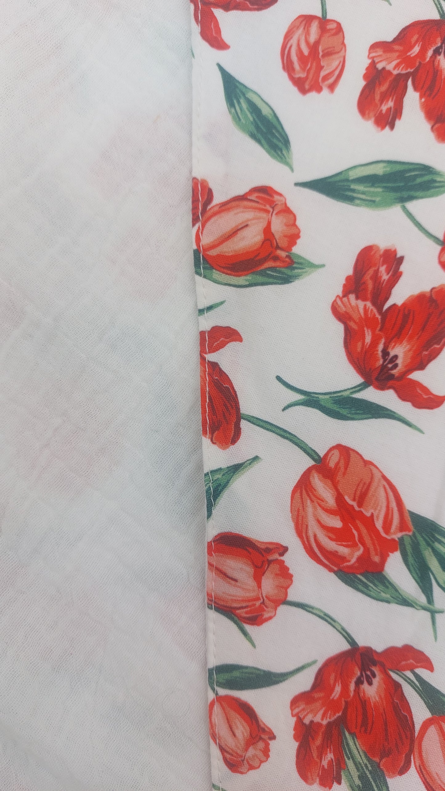 Foulard-Chèche - confection artisanale - tulipes rouges et gaze de coton blanc