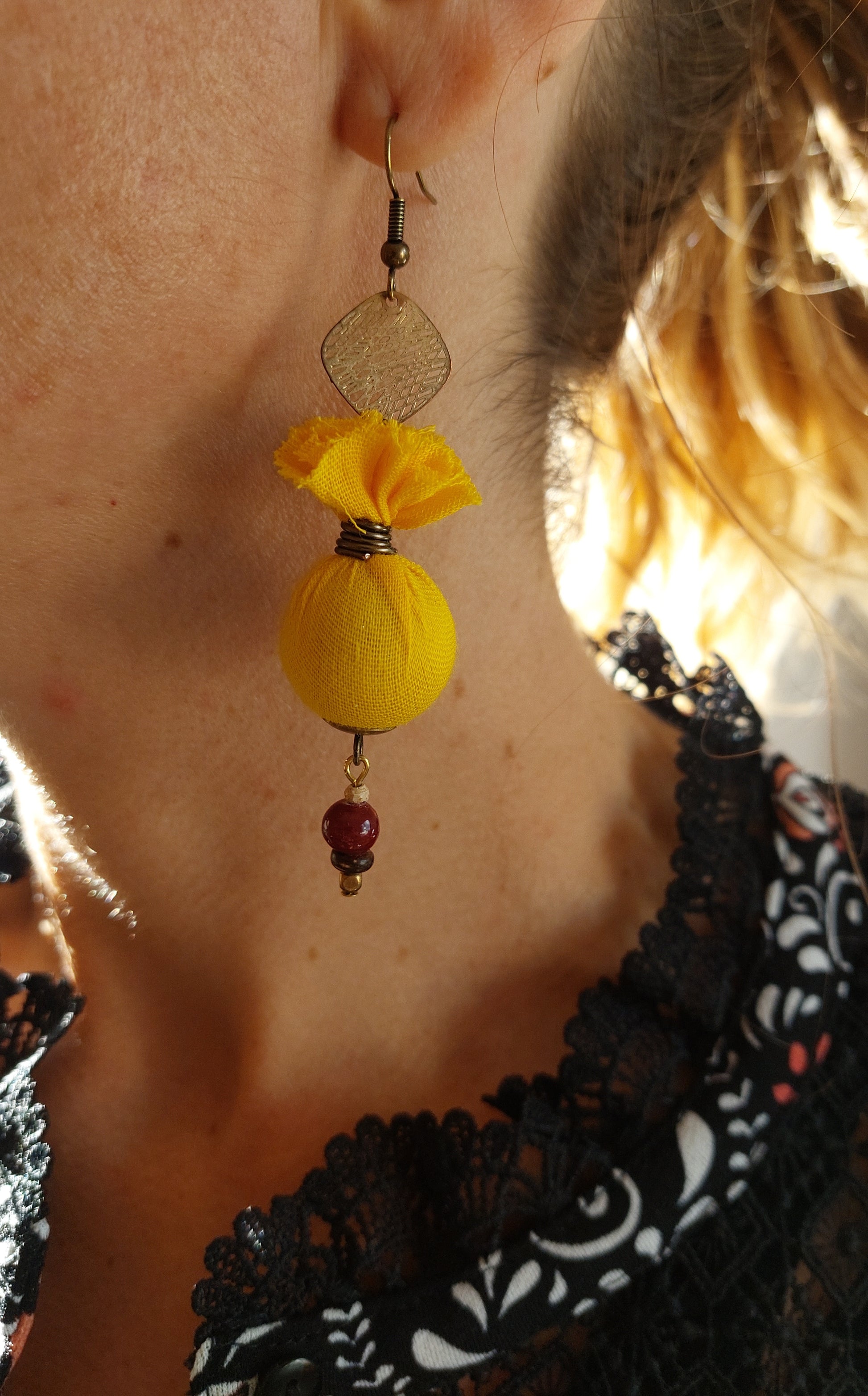 Boucles d'Oreilles Goutte Dorée Ravine – Élégance Tendance – Elégance Simplement Boucles d'Oreilles Goutte Dorée Ravine – Élégance Tendance – Elégance Simplement
