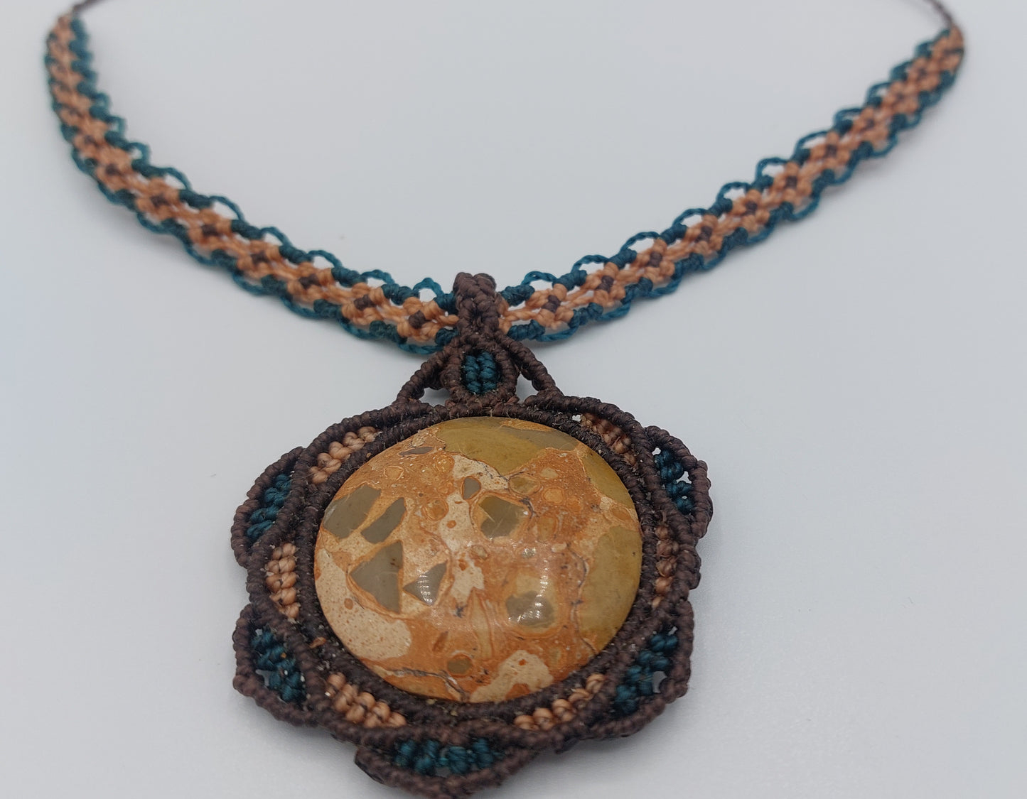 collier macramé et pierre naturelle Léopardite - artisanat france - Auvergne