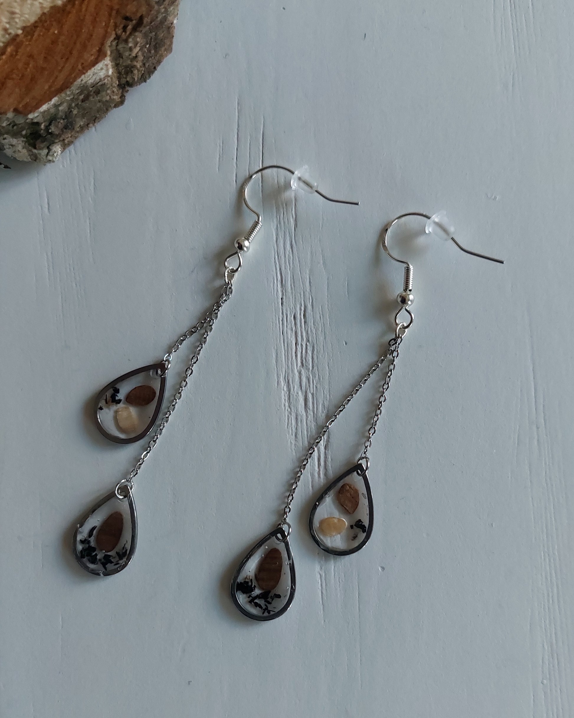 boucles d'oreilles résine et bois artisanat de haute-loire - copeaux essences de bois armature acier inoxydable couleur argent