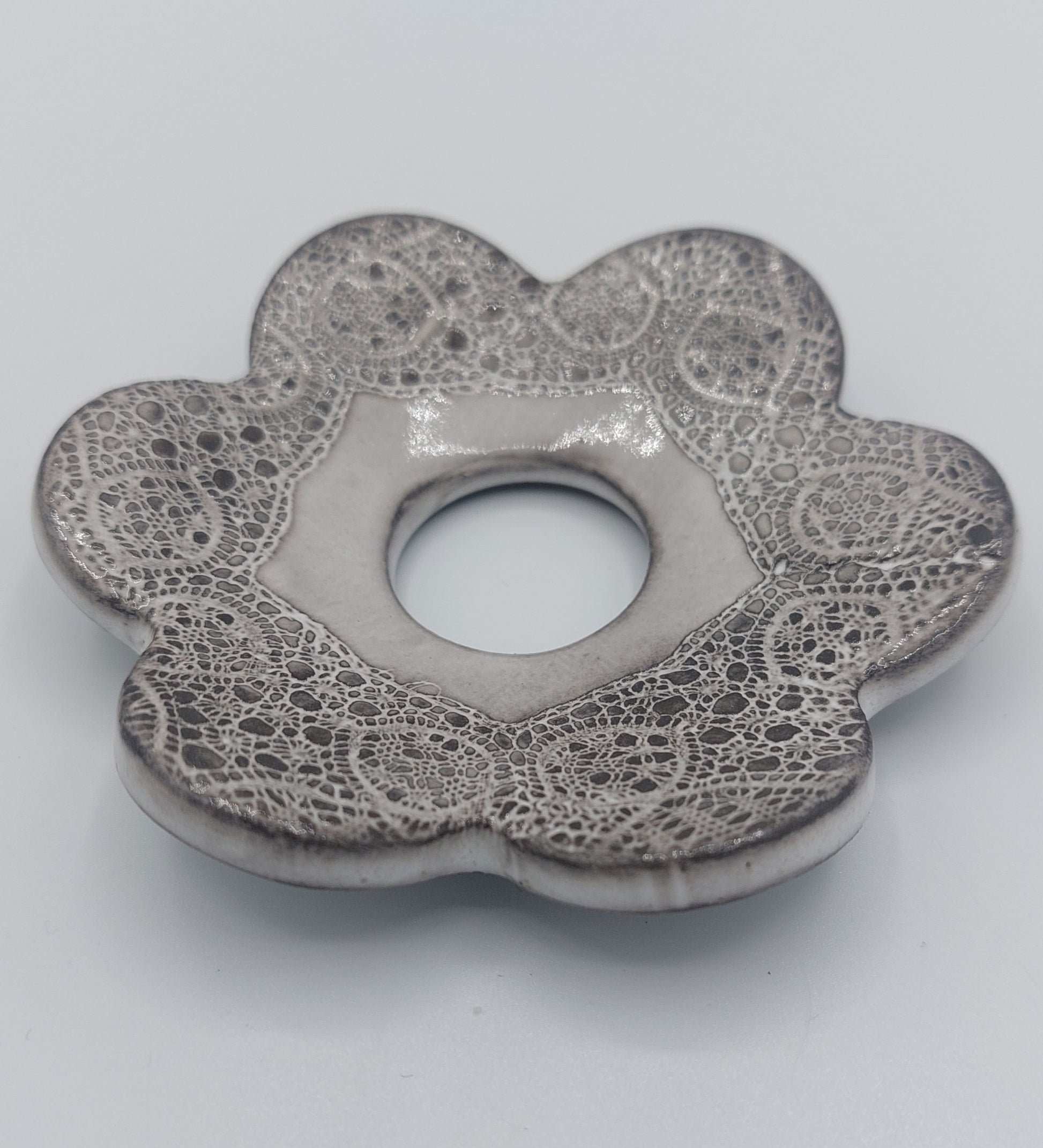 petite marguerite en céramique émaillée - empreinte de dentelle - hommage dentelle du Puy. artisanat de Haute-Loire