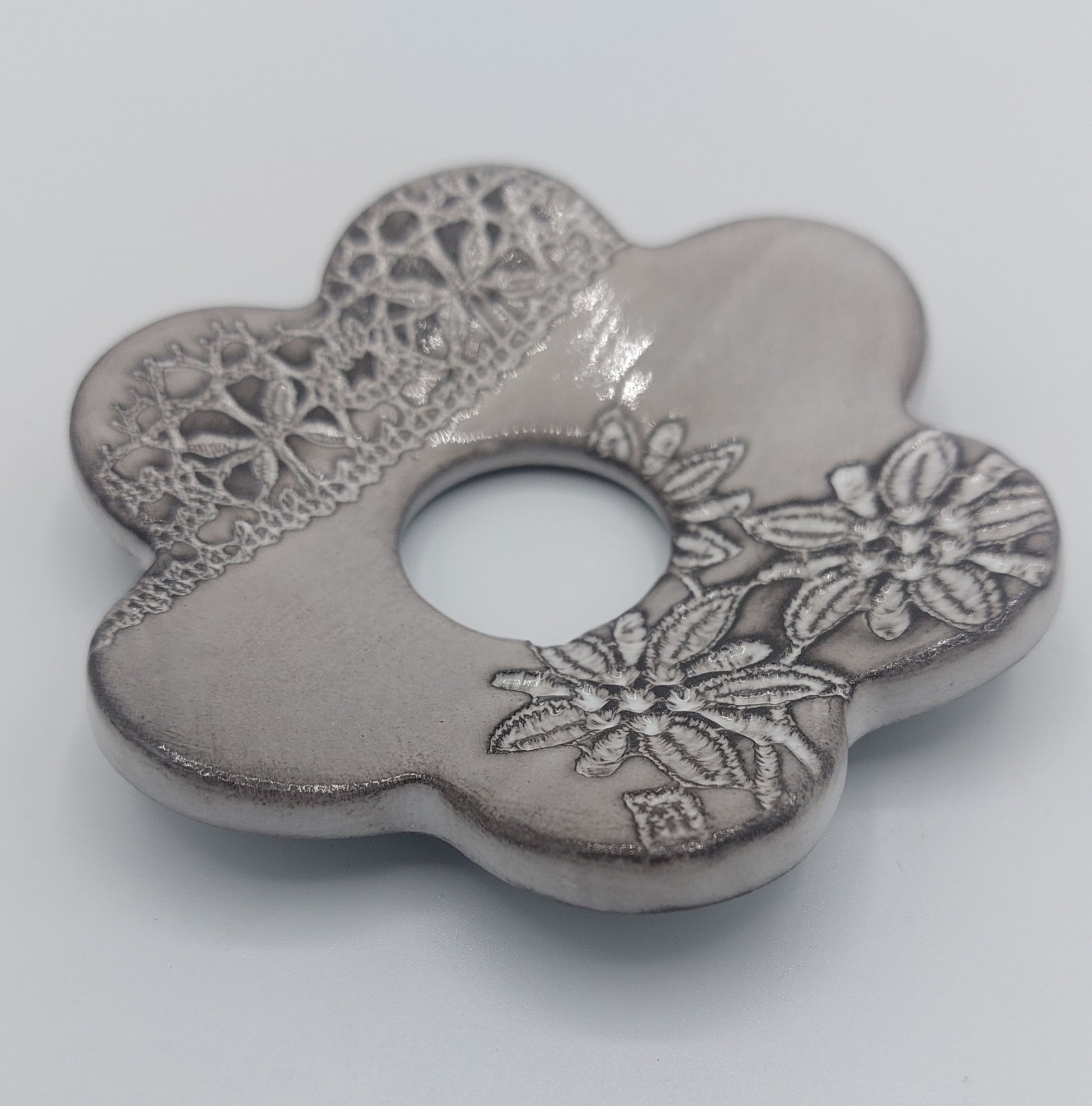 petite marguerite en céramique émaillée - empreinte de dentelle - pique-fleurs - porte encens ou porte diffuseur de parfum.
