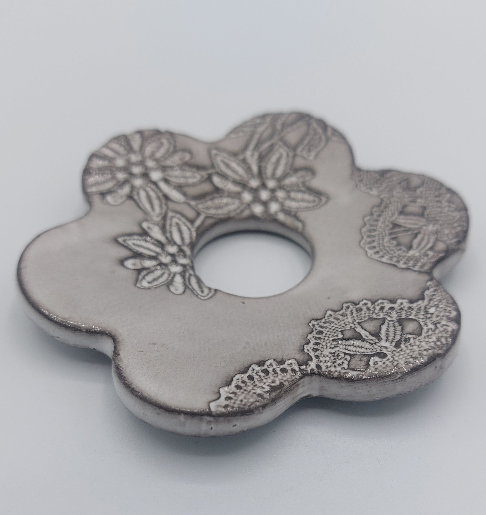 petite marguerite en céramique émaillée - empreinte de dentelle - hommage dentelle du Puy. artisanat de Haute-Loire