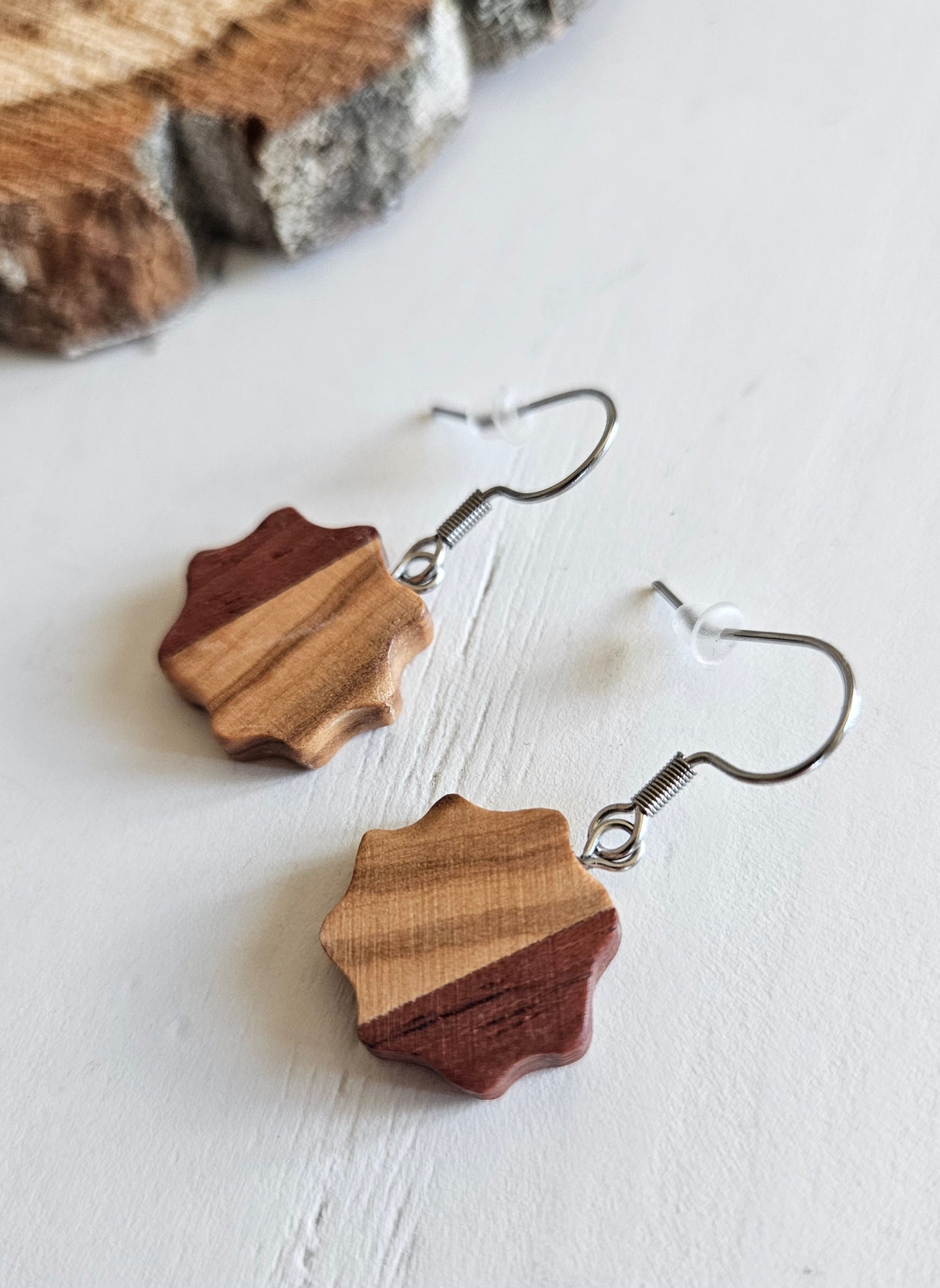 Boucles d'oreilles bois  - Au fil du Bois - artisanat de Haute-Loire - essence de bois : olivier - boucles d'oreilles uniques et originales