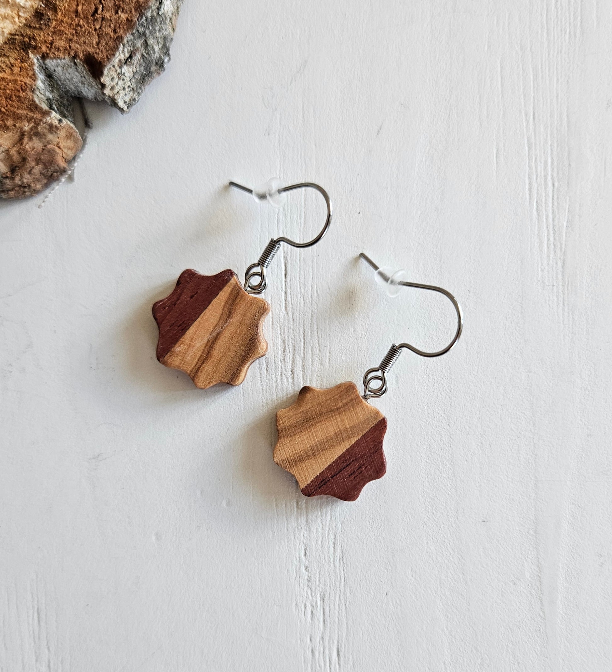 Boucles d'oreilles bois  - Au fil du Bois - artisanat de Haute-Loire - essence de bois : olivier - boucles d'oreilles uniques et originales