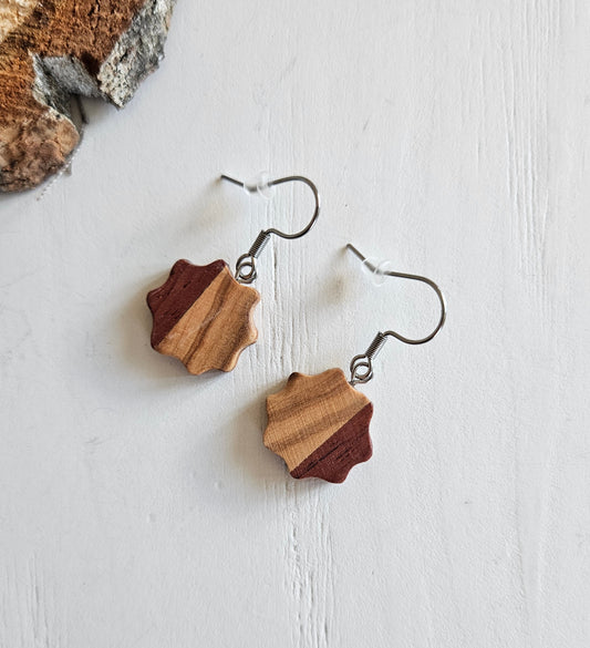 Boucles d'oreilles bois  - Au fil du Bois - artisanat de Haute-Loire - essence de bois : olivier - boucles d'oreilles uniques et originales