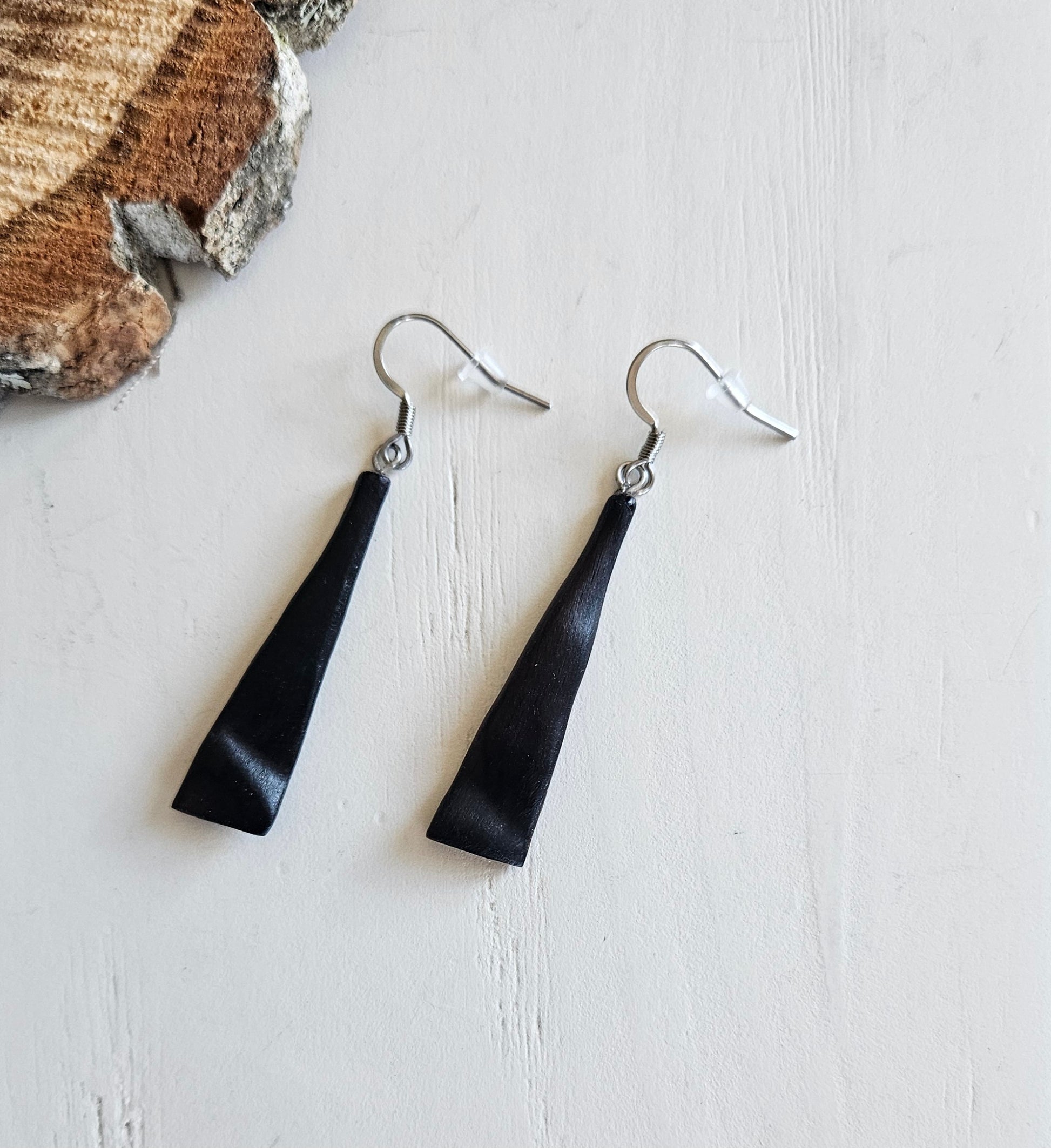 Boucles d'oreilles bois  - Au fil du Bois - artisanat de Haute-Loire - essence de bois : ébène - boucles d'oreilles uniques et originales